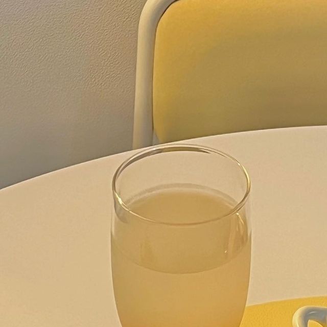 서하우스 ; Seohouse on Instagram: "_ #제품협찬 넘나 영롱한 모네프 투톤클라스 하이볼잔과 디저트볼✨ 테이블을 빛내주는 두 친구를 소개해요😉 ✔️넉넉한 용량 350ml, 450ml 하이볼이나 음료, 디