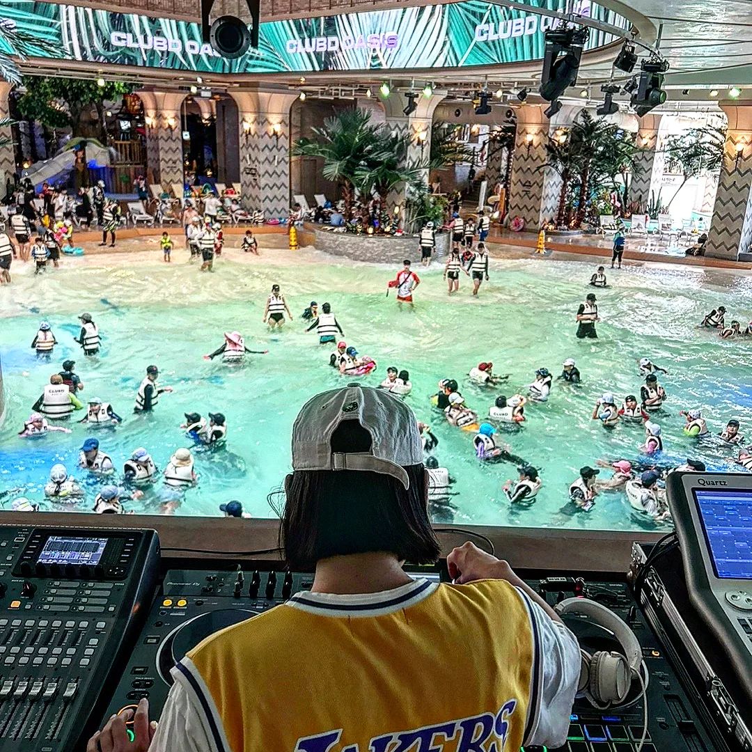 🎧
요즘 핫한 워터파크
DJ 라라 × DJ 도도
LCT #클럽디오아시스 에서
신나게 뛰고왔어요😆😆

여기서 풀파티하면 진짜 장난없을듯

clubdoasis

#djrara #djdodo #dj라라 #dj도도 #dj #축제디제이 #축제dj #행사dj #행사디제이
#공연팀 #dj섭외 #디제이섭외 #femaledj #워터파크