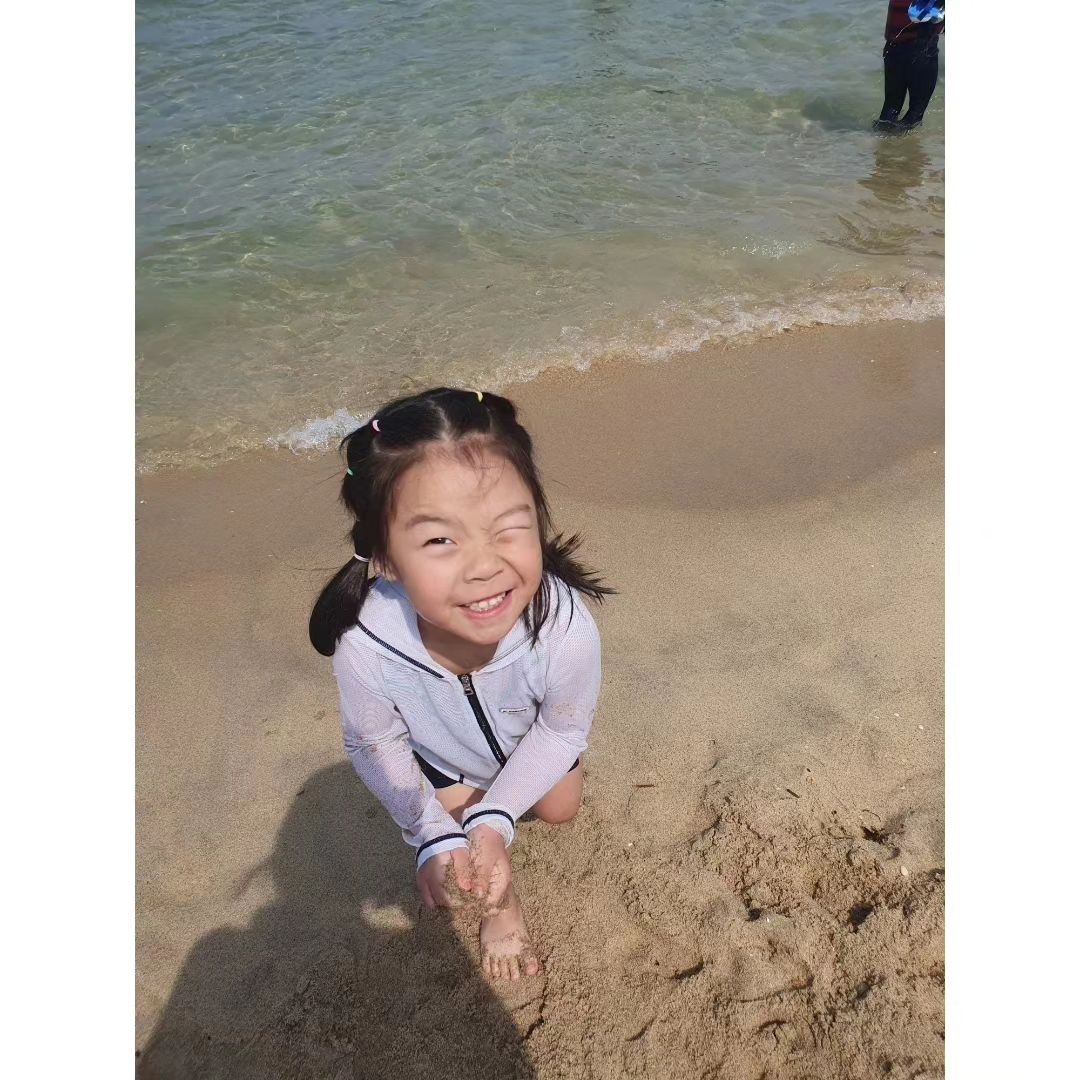 올해 물놀이 진쨔많이햇다 💦 
할아버지랑 수영장도가고
하은이언니랑 바다도가고
이모삼촌이랑 바다가서 조개도잡고
할머니 할아버지 이모삼촌이랑 수영장
하은이언니랑 이모랑수영장
수영장 바다 번갈아가며 많이한 물놀이
살이 타서 촌년같지만 겨울에돌아오겟지뭐 ㅎㅎ
첨에는 무서워하드만 구면조끼 입고 혼자서도 잘놀앗다 ㅋㅋㅋ
.
.
.
.
.
.
.
#54개월아기 #여름물놀이 #바다 #수영장 #조개 #실컷 #잘놀앗다 #물놀이 #최고 #여름조아 
#좋아요반사 #육아스타그램 #육아 #소통 #일상