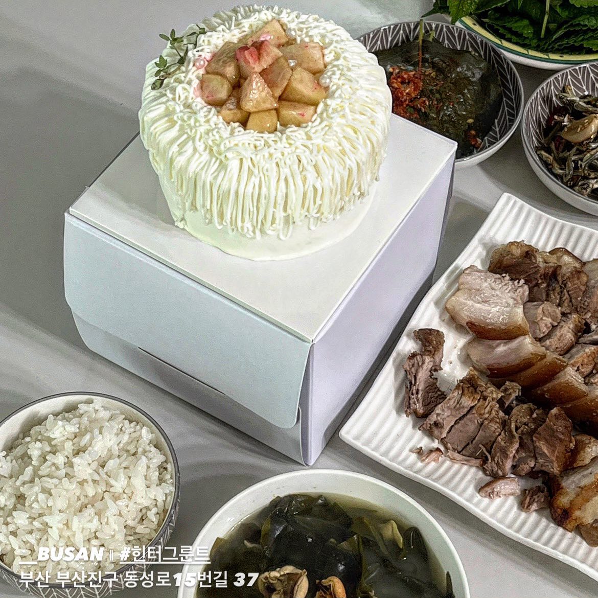 [#힌터그룬트] [#협찬]
아빠 생일에 딱 맞춰 알게 된, #힌터그룬트전포
🍑새롭게 나온 복숭아 케이크를 픽업해서 아빠 생파를 했댜 👨🏻🎂
평소 케이크를 즐겨먹진 않는데, 요 복숭아케이크
엄빠랑 나 20분만에 순삭! (증말루)
처음먹어보는 복숭아케이크에 힐리이잉 🍑🍑🍑
뭔가 딱 선물하기도 파티하기도 좋게- 
데코도 예쀼 👑💎

케이크맛집이라더니... 징짜였네- 🩷🩵🩷
같이 근무하는 파트너가 #서면케이크맛집 알려달라던데,
힌터그룬트다... 부산대점도 있다...🫶🏿
핫한케이크 맛집- 다음 칭구들 생일때도 미리 예약해야지 ✨
시즌별로 시그니처 케이크가 나오는듯! 
미리 인스타 소식받기 🙂 hintergrund.official 

📍힌터그룬트 전포
- 시그니처 복숭아 미니 케이크

#민food_협찬 
#전포카페#전포케이크#전포케이크주문#복숭아케이크#전포힌터그룬트