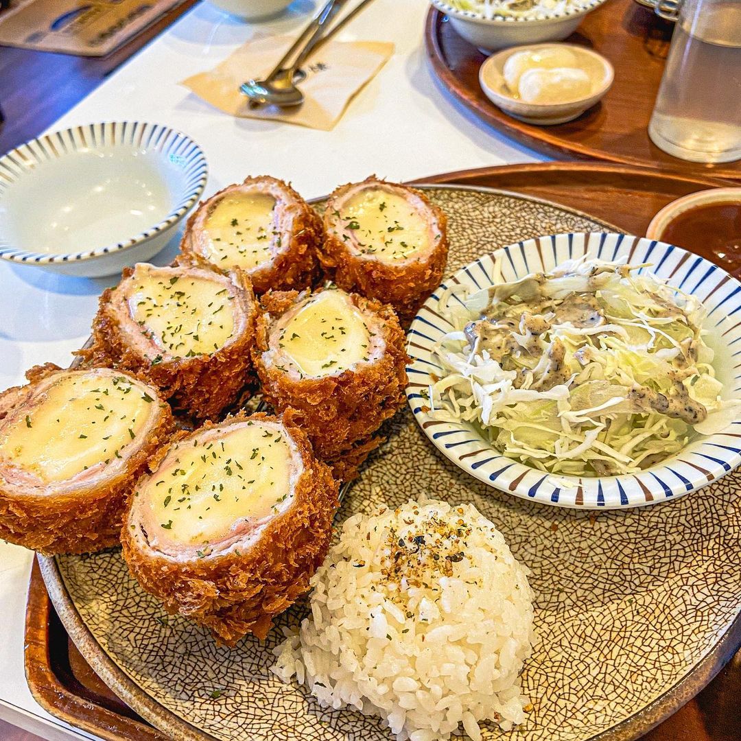 밥줘 BABJWO on Instagram: “🧀백소정🧀 정말 오랜만에 치즈돈까스! 그리고 언니가 극찬한 마제소바까지 먹고왔어요😋 바삭한 튀김옷 속 촉촉한 고기, 부드럽고 풍미 가득한 치즈까지 넘 맛있