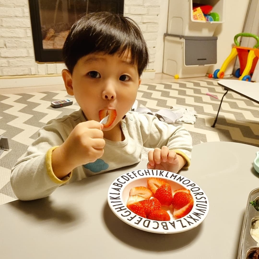 .
🤱 생후 956일차.
아니...
엄마가 소고기굽고 밥차려줬는데..
딸기에 너무 환장하는거 아니니~~ 
형아 후식먹는 거보고 혹여 다먹을까
냉큼 달려들어서 경쟁하며 후다닥 먹어치우는
울애기💛
그와중에 마지막 남은 딸기하나 
콕집어 엄마한테 아~~ 해주는 
스윗한 아들램😚😚
엄마가 어찌먹니 너먹어먹어~~ 
결국.. 딸기한팩 순삭😅
이리잘먹는데 안사줄수가 있나~ 
비싸도...또사줘야지머~;;
#결국난맛도못봄
#금딸기
#3살아기
#두찌
#오물오물
