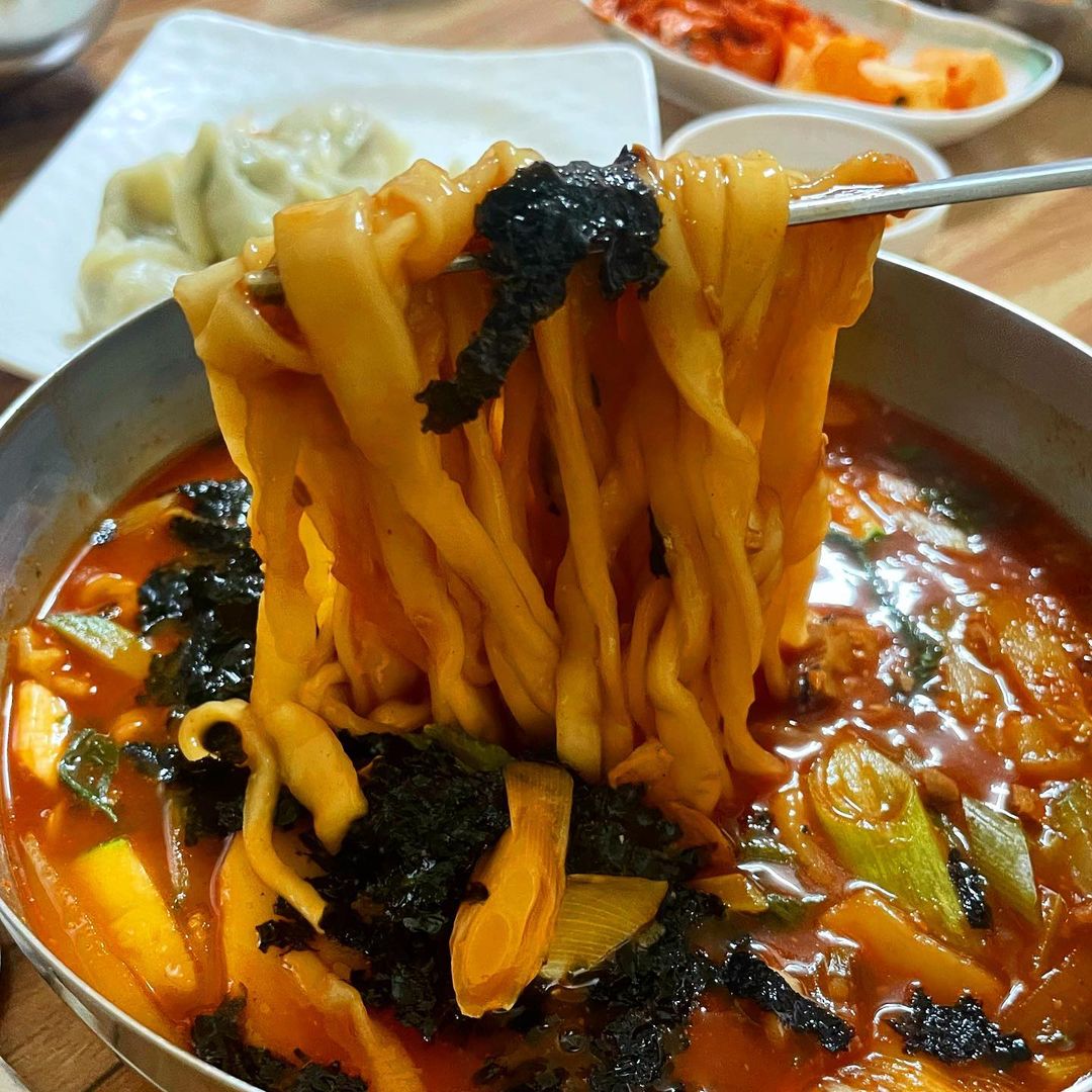 유니스 on Instagram: “#유니스찐맛집#왕박골식당 #내돈내산 안녕하세요 유니스입니다!☺️ 속초,고성 여행 갔다가 여긴 무조건 먹고 와야하는 왕박골식당 이에요 11시에 갔는데도 웨이