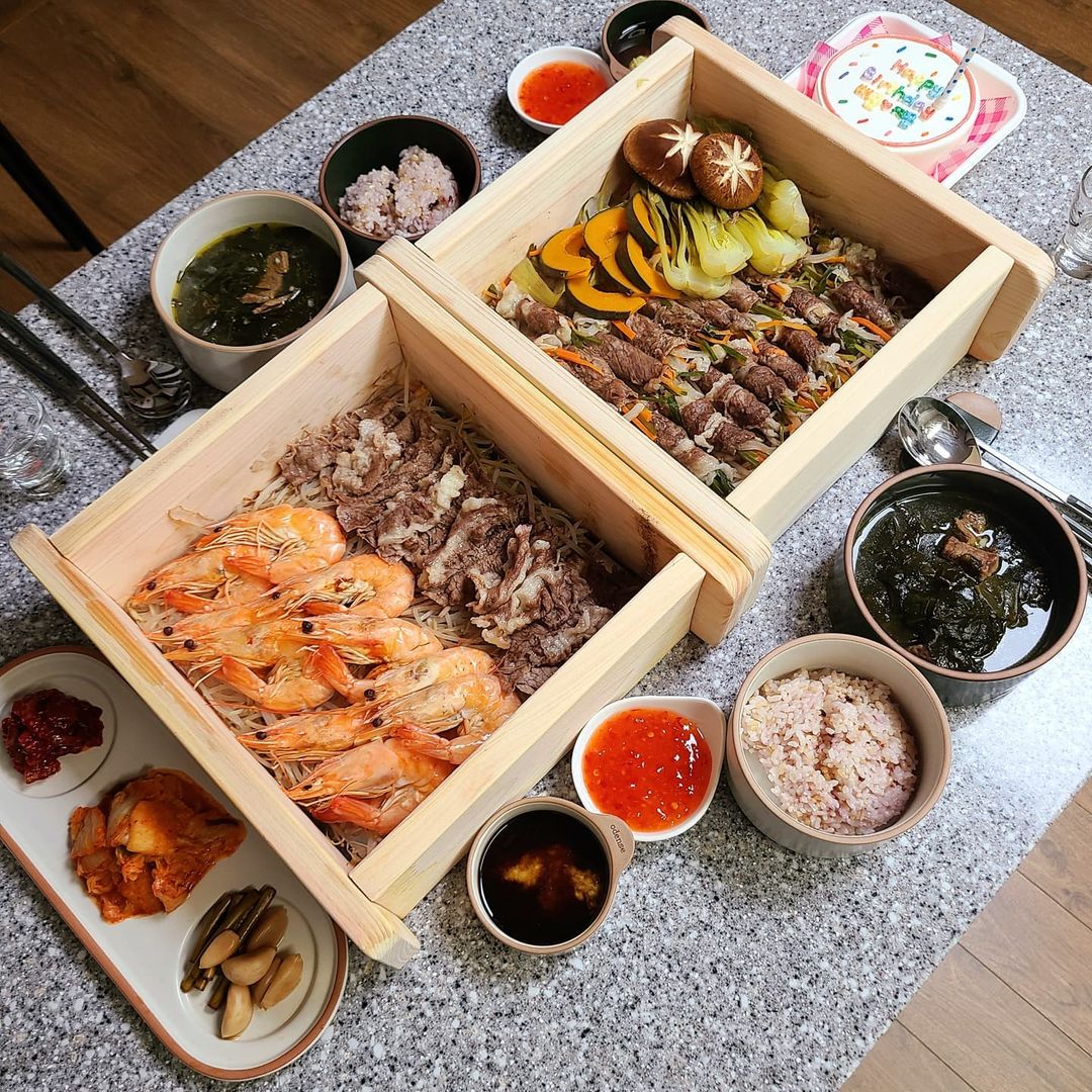 ᴊɪᴇᴜɴ ◡̈ on Instagram: “HAPPY BIRTYDAY❤ . . 편백나무향 솔솔 🥩🦐🍄🥬❤”