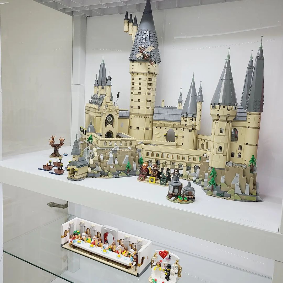 ᴊɪᴇᴜɴ ◡̈ on Instagram: “드디어 레고정리🏰 . 볼때마다 쟤를 어쩌지 하다가 아크릴제작을 해야겠다 싶었는데 그냥 장식장을 사기로ㅋㅋㅋㅋㅋㅋ 아크릴은 호그와트 하나만 넣을수 있