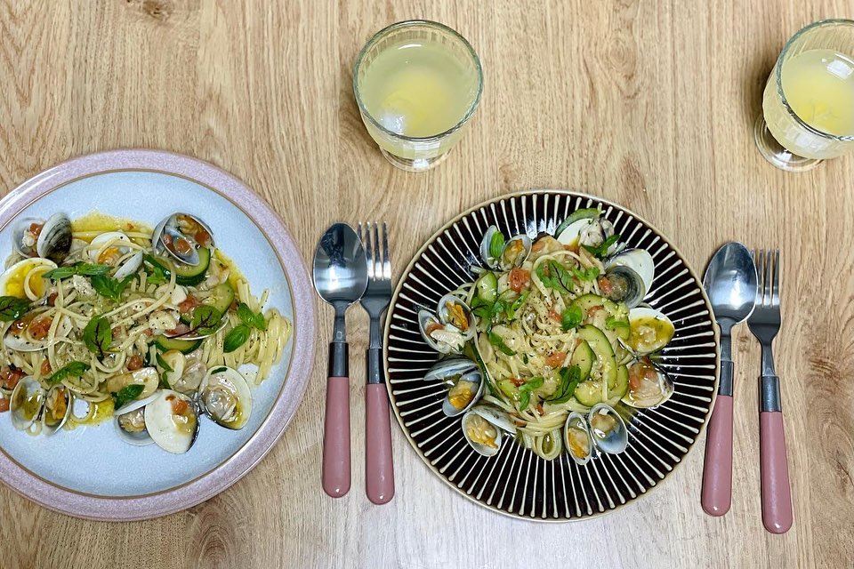 🍝봉골레파스타🍝

 오늘은 간만에 파스타!!🥰
앞으로 간단하게 레시피를 같이 
올릴 예정입니다💕 보기에도 좋고
기록하기도 좋을 것 같더라구요🙌

 1️⃣ 마늘.애호박을 슬라이스 하고
토마토는 작게 다이스해준다
조개(바지락)은 해감해놓는다

2️⃣ 파스타 면을 데쳐준다(링귀니)

3️⃣ -올리브유에 마늘을 볶다가 조개넣고 볶아준 후 데친 면을 넣고 볶는다
-조개가 입을 벌릴때쯤 썰어둔 애호박을 넣고 마저 볶아준다

4️⃣ 불을 끄고 다이스한 토마토와 바질, 후추를 뿌려 마무리한다