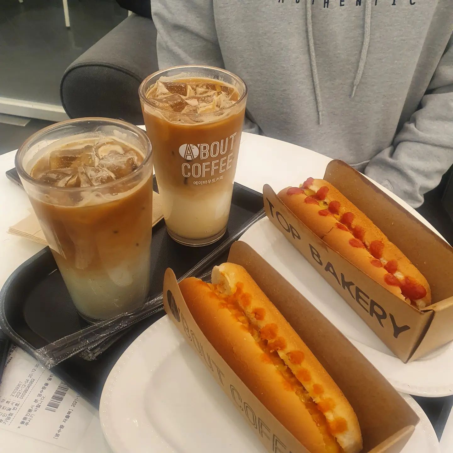 .
에이바웃은 역시 가성비 갑

음료1개 시키면 디저트 1개 무료
ㅋㅋㅋㅋㅋ그래서 애용하는곳

#에이바우트#디저트#원플러스원
#피스타치오라떼#존맛탱#데일리#맞팔환영해요