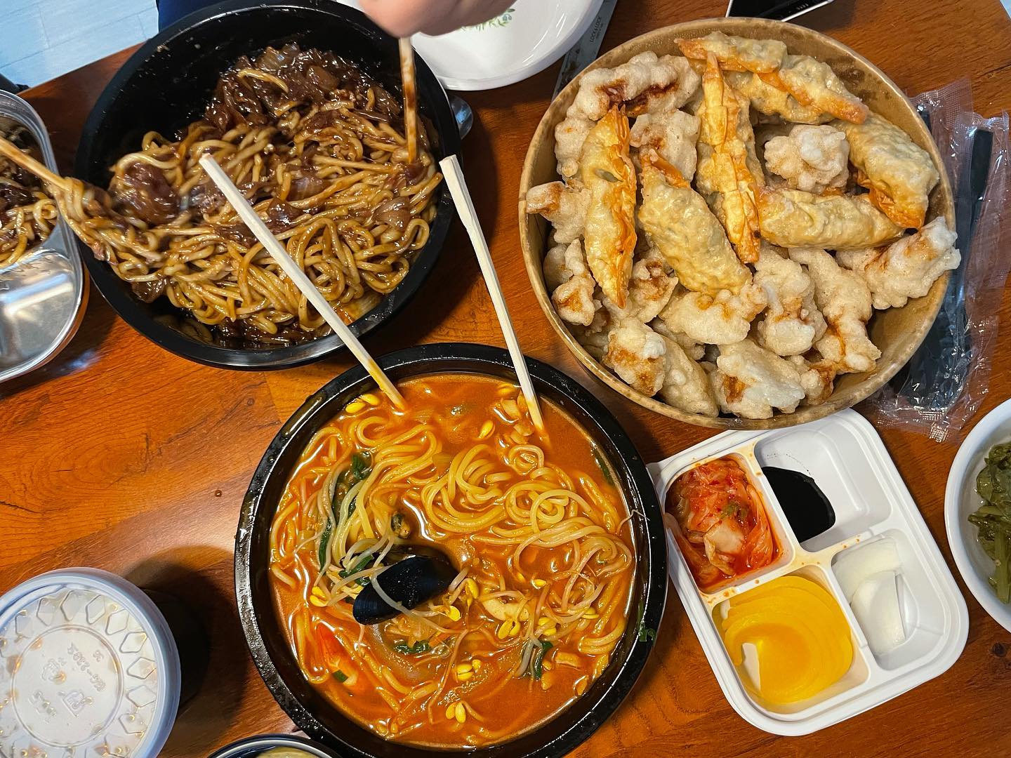 .
남편… 배달음식은 남편이 시키도록해
손큰 어미는 많이도 시킵니다
절반 먹고 gg🥺
.
오늘 저녁도 남편이 배달음식 먹자구💕
갈치조림하려고 갈치 빼놨는데 신나게 냉장고로 다시 넣어주었어요
.
이 사진 원래 어플리뷰용으로 대충 찍은건데
남편이 찰지게 비비는 모습 맘에 들어 올려봅니다🥰
#배달음식
#중국집
#신세계중국집
#수완지구중국집