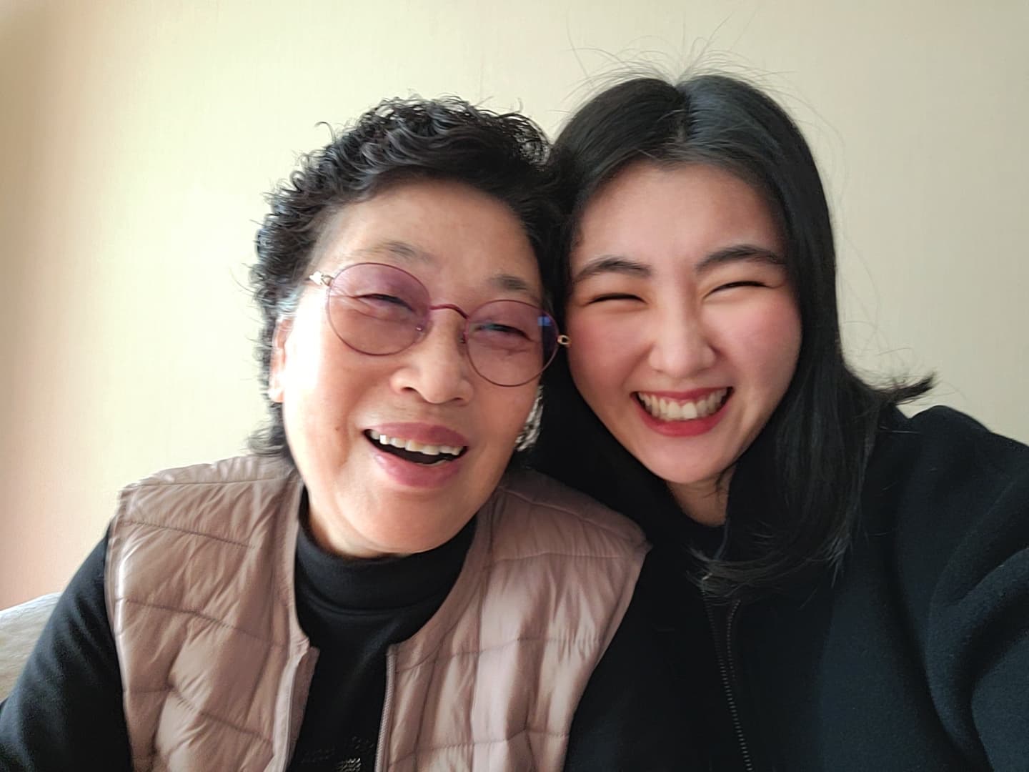 ⠀
온기 넘치는 통영에 있다가
10일 만에 온 우리 집은 아주 냉기가 가득❄

비어있는 동안 쌓인 먼지들 다 닦아내고
다시 온기 가득하게 채워야지🌬🔥

마음의 온기는 할머니랑 똑닮은 사진보며 채우기🥰