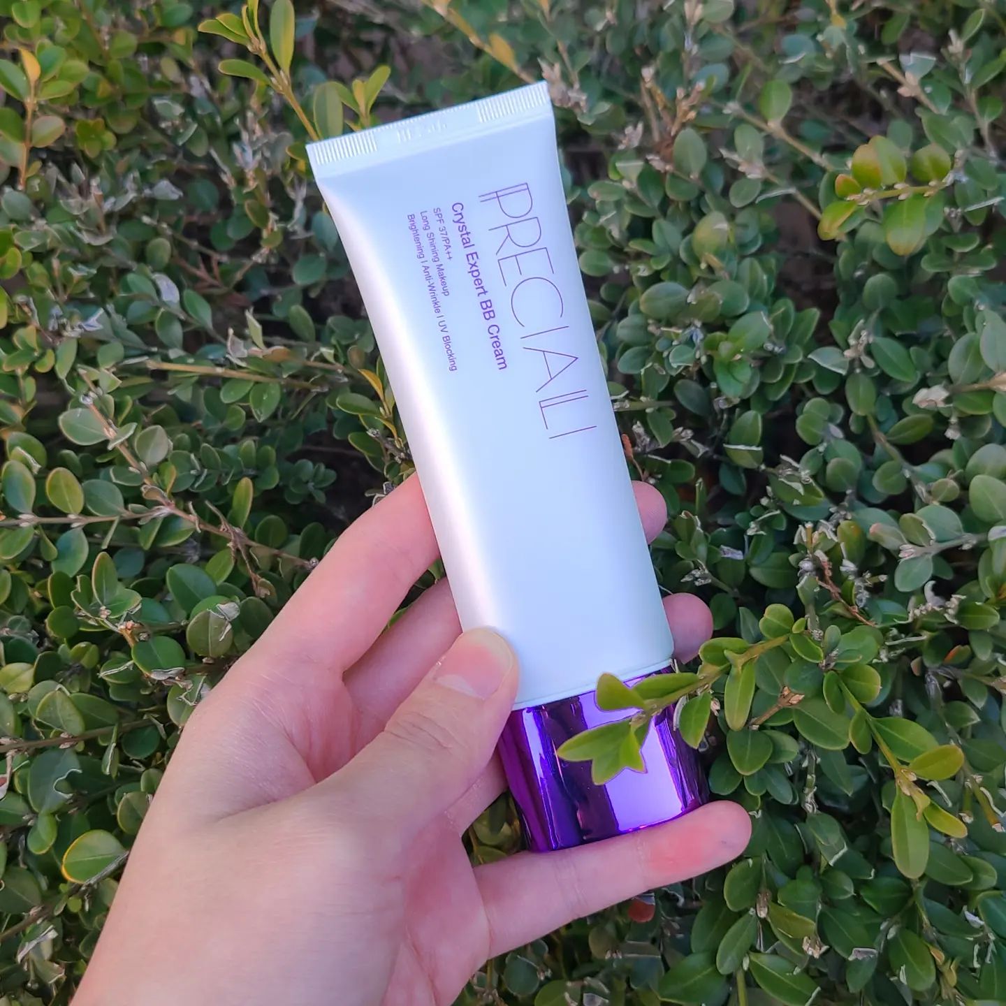 ⠀
빛을 머금은 듯 투명하게 빛나는 피부 ⭐
크리스탈 엑스퍼트 비비크림 SPF37 PA++
⠀
올리브영 메이크업 1위! 시코르 품절템
새롭고 더욱 예쁘게 브랜딩 되어
프리셜리 ‘크리스탈 엑스퍼트 비비크림’ 출시 🎉
⠀
70% 이상의 스킨케어 성분을 함유하여 💦
고급스러운 실크와 같은 물빛 피부를 연출해주는 비비크림
⠀
👉 Essence & Oil 💧
다량의 보습성분과 수분 에센스 보호막이
수분 증발을 막아 촉촉함과 고급스러운 실크 광채
👉 Texture 🤗
빛 반사가 뛰어난 투명 오일과 수분 에센스를 머금은
크림 텍스처가 피부에 가볍고 자연스럽게 밀착
👉 Skin irritation tested 🧖🏻‍♀️
피부 자극 테스트를 거쳐 무자극성 제품으로 안심하고 사용
⠀
12월 네이버 뷰티윈도에서 1+1 행사 18,200원 🪙
자사몰에는 비비크림에 브러시, 파우치, 스티커까지
거기에 10% 할인행사 23,400원 💲
⠀
𝒯𝒽𝒶𝓃𝓀 𝓎ℴ𝓊 preciali.official
⠀
#협찬 #크리스탈비비크림 #크리스탈엑스퍼트비비크림 #프리셜리 #크리스탈광채커버 #글로우메이크업 #데일리메이크업 #코덕 #뷰티스타그램