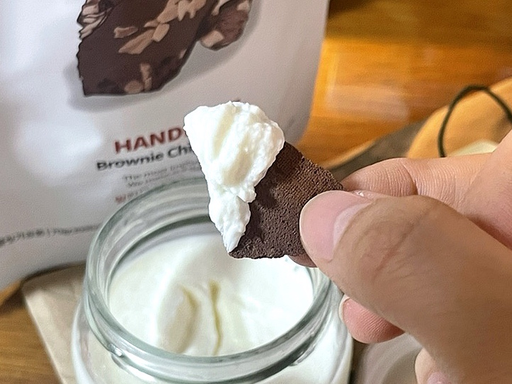 저칼로리 과자 밀키요 브라우니칩 아몬드 그릭 요거트와 함께