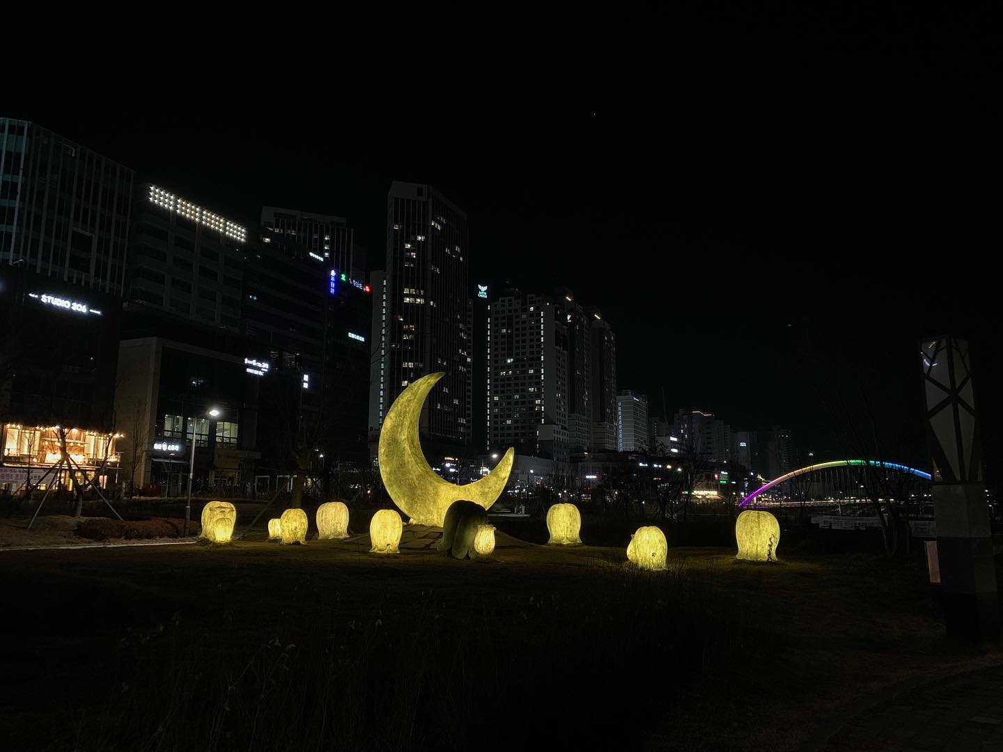 2021.12.06 (월) 00:30
주말만 되면 늦잠자는 탓에 운동못가고,
새벽에 혼자 노래들으며 산책하기 :)
추운거 진짜 싫은데 새벽공기는 뭔가 좋았다. 12월 남은 나날들에는 예쁜 것만, 좋은 것만 보고 듣기를 🎄
#새벽 #새벽산책 #산책 #나혼자산책 #경기 #하남 #남양주 #구리 #야경 #불빛 #12월 #연말 #주말 #휴일 #휴식 #출근 #맞팔 #선팔 #스물넷 #공원 #정리 #현실 #평일 #출근중