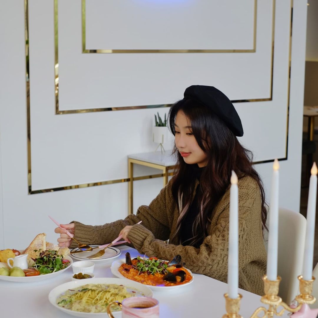 나 소이" on Instagram: “핑크화이트 가득🖤 브런치 맛집 엘리타 인테리어 너무 이쁘죠~ 크리스마스 분위기가 잔뜩 묻어있어 데이트하기 넘 좋아요😚 원래 동탄 핫플이라 맛도 좋다구..징짜