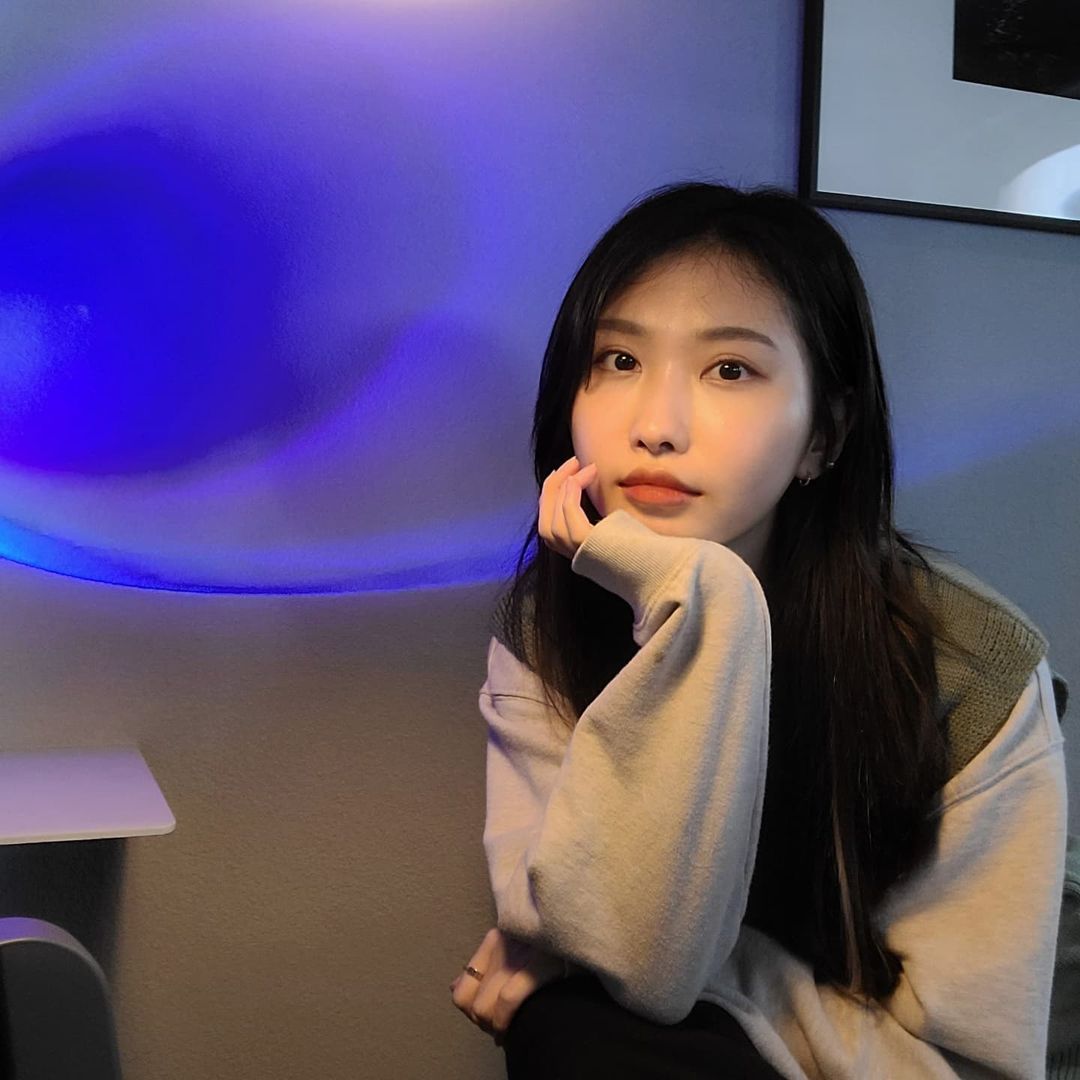 나 소이" on Instagram: “모던한 무드가 좋다면 @sophomore_cafe 낮에는 카페로 디저트와 전문 로스터에게 직납받은 원두로 내린 맛있는 커피를 즐길 수 있고, 밤에는 와인바로 운영되어 파스타와