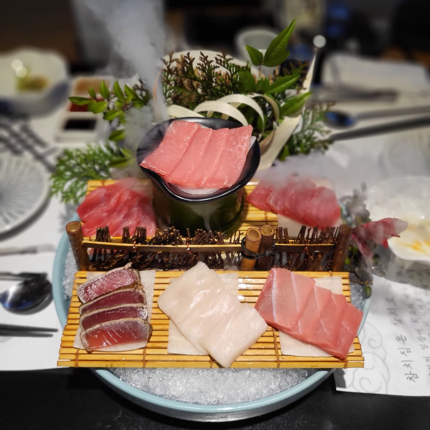 밥솥같이 드라이아이스를 내뿜는 참치회 🐟 
참치는 참 맛있지만 너무 느끼해 흑흑
.
.
.
#참치회 #참치회맛집 #저녁메뉴 #저녁메뉴추천 #신혼밥상 #일상스타그램 #데이트 #먹부림 #먹스타그램 #신혼부부 #새댁일상