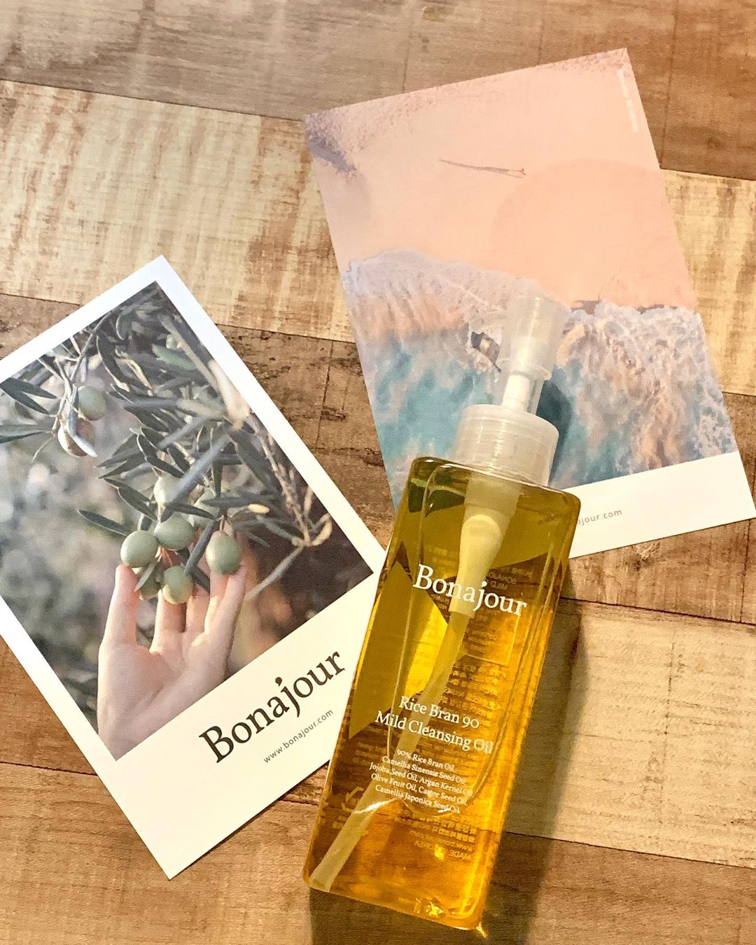 bom&🌿 봄앤메이크업 원장 on Instagram: “#협찬 #광고 20년간 고객님들 메이크업을 해드리면서 "어떤 제품이 좋아요?"라는 질문을 자주 받곤 했어요. 메이크업이 오랜 시간 유지될 수 있도록 하