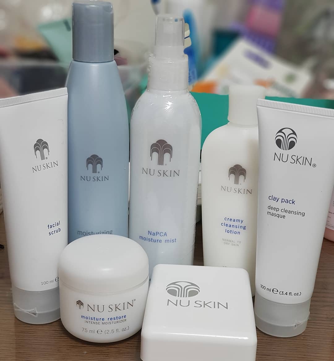 경진 on Instagram: “뉴스킨 쓰는 첫날!!! 더러삐한 나의 피부 ㅂㄷㅂㄷ 수분크림과 미스트 일반꺼는 화나ㅜㅜ왜냐면 수분크림은 몇시간지나면 둥둥 뜨고 기름지고 미스트는 금방 건조해지고