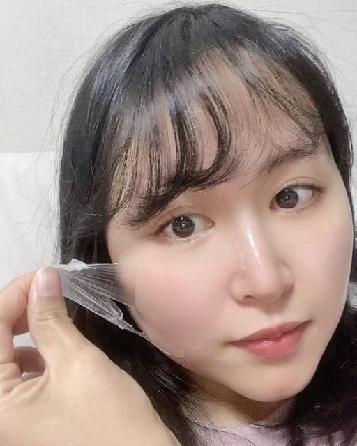 안녕혜진 on Instagram: "#광고 [메디큐브] 콜라겐 나이트 랩핑 마스크 💦💦 . 잠자는 8시간 동안 보습과 탄력을 채워서~ 자고 일어나면 물광 광채를 만들어주는 콜라겐 랩핑팩이에요!🤍 콜라