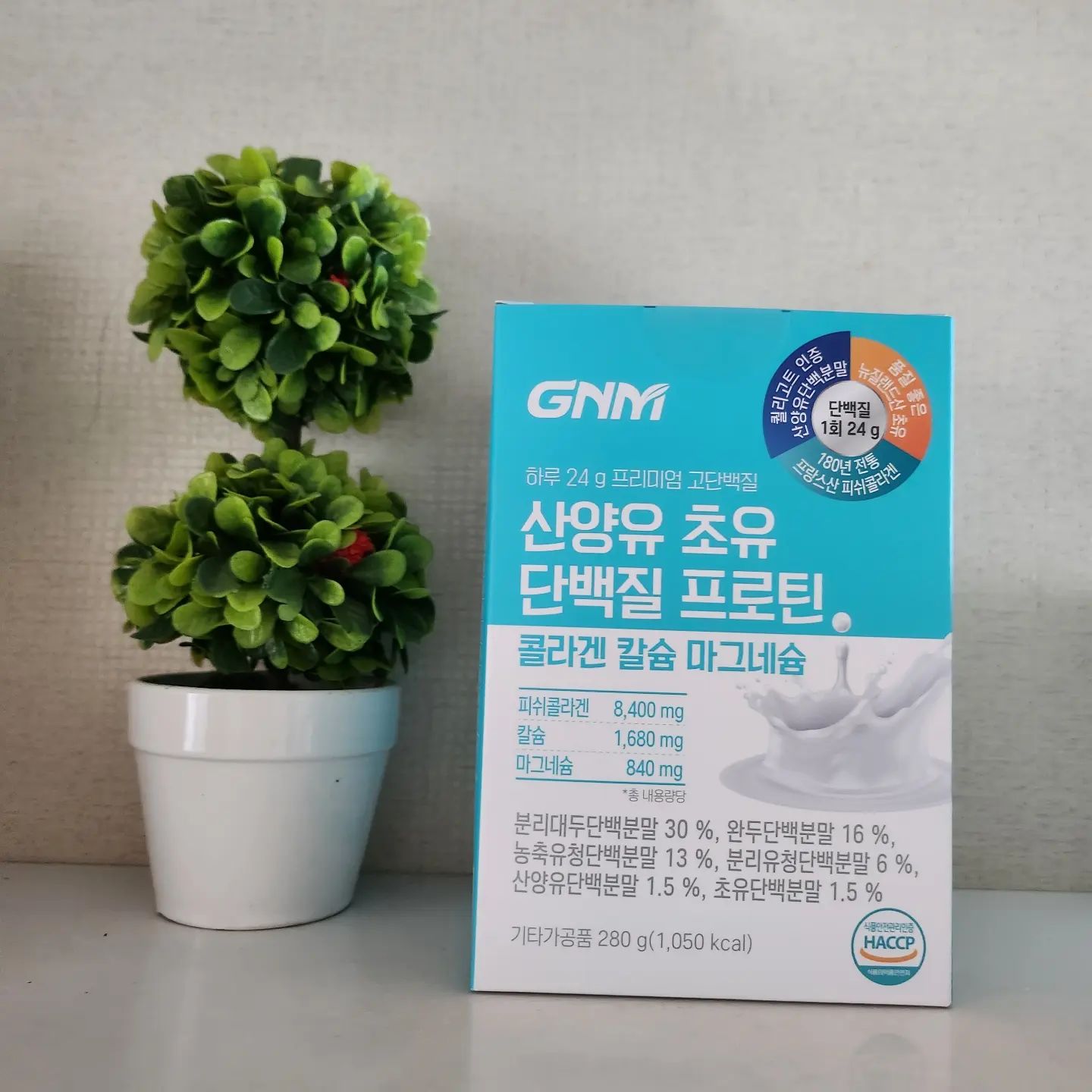 #협찬
.
요즘 체중이 줄면서 근육도 같이 빠지는것같아 단백질 챙기고 있는데요
동 · 식물성 단백질을 황금 비율로 배합하여
프리미엄 고함량 단백질을
1회(40 g)당 24 g이나 섭취 가능한 #GNM산양유초유단백질프로틴 으로요
.
.
엄격한 품질관리 시스템을 통한 퀄리고트 인증 네덜란드산 산양유 +
BCAA 3종을 포함하여 필수 아미노산 9종 함유된 뉴질랜드산 초유 +
필수 영양소로 알려진 비타민 3종+미네랄 3종까지 포함하여 빈틈없이 설계한 영양 성분 구성이라👍👍👍
.
.
체내 칼슘양을 유지하기 위해
칼슘과 마그네슘의 비율을 2:1의
이상적인 비율로 배합
.
.
15가지의 곡물을 담아 고소하면서도
찬 우유에도 잘 풀어져서 부드럽게 먹을 수 있어요
.
.
✔사진 속 상품이 궁금하다면?
gnmlife 클릭 후, 프로필 하단 상품링크 확인!

#산양유 #산양유단백질 #산양유단백질분말 #초유 #초유단백질 #단백질 #단백질쉐이크 #프로틴 #콜라겐 #칼슘 #마그네슘 #GNM #GNM자연의품격