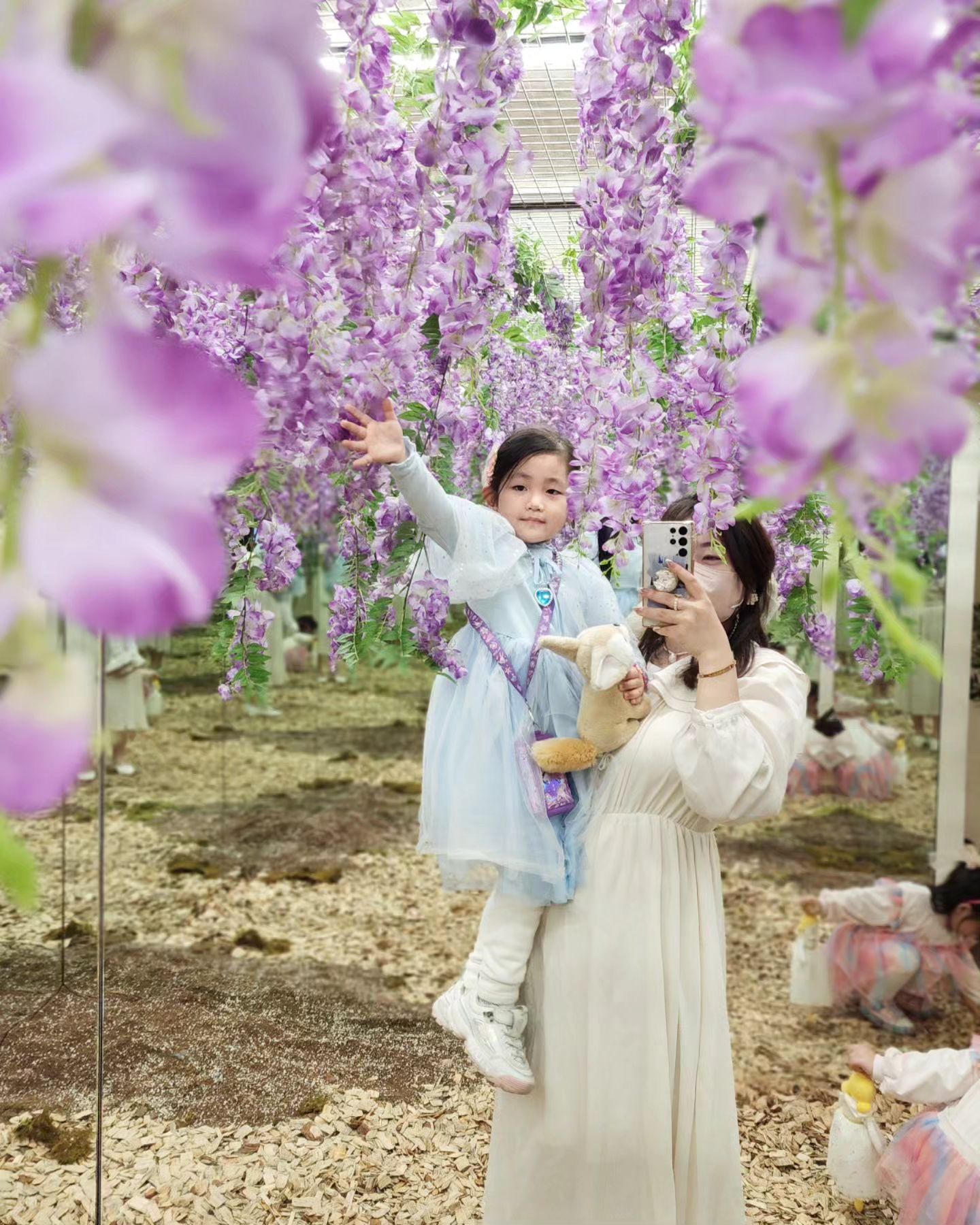 등나무꽃말은 사랑에취함, 환영🪻

엄마품에 온 것을 환영해♡

"당신은 스스로 꿈을 심을 수있습니다"

물-씨앗을 채우는 양분 등 

곳곳에 꽃이 피는 과정을 관찰하고
의미있게 들여다볼수있어 좋았던 전시

#서면미술관
#미술관에피는꽃
#추억기록
