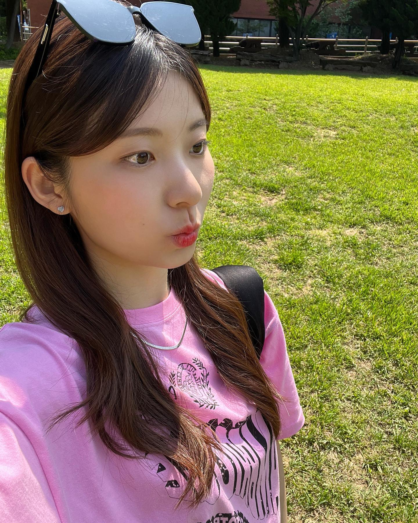 #협찬 

캠브리지 반팔티 입고 캠퍼스 나들이🫧
땀이 삐질 나는거 보니 여름이 찾아왔다!