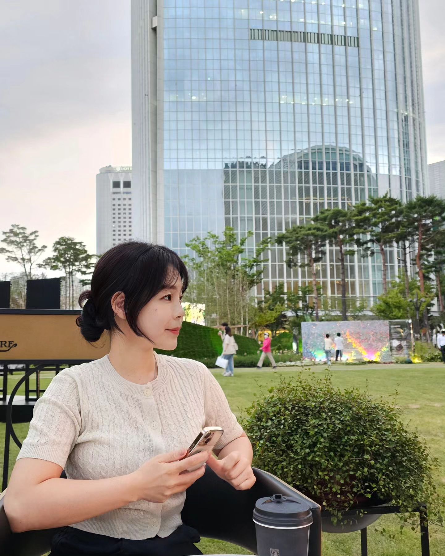 오늘 남편한테 가게 맡겨놓고 저녁 8시까지
놀다가 딱 한시간 일했넹ㅎㅎㅎ
와...근데 송리단길 카페도 맛집도 많은데
네컷찍는 스튜디오가 카페, 편의점 보다 많아...🫢🫢
