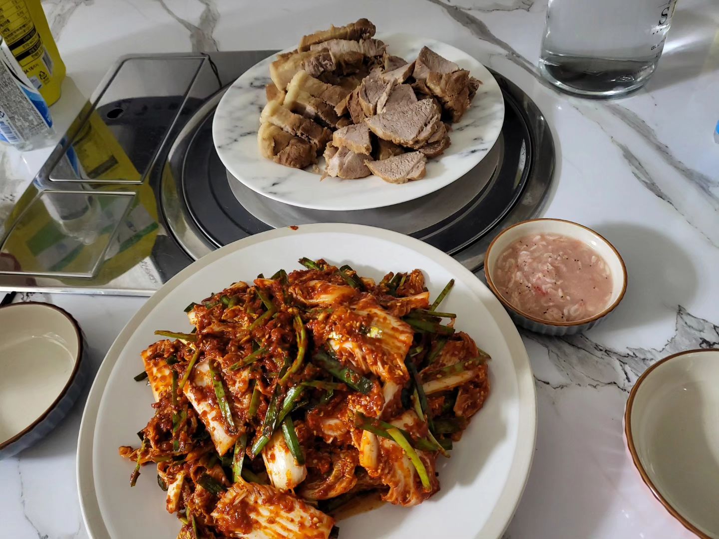 오늘 전날부터 수육먹고싶단 남편을 위해 수육에 겉절이 했어용😍제가 했지만 맛있군용😊

#첫줄 
#보쌈 #수육 #겉절이 #집밥스타그램 #집밥 #홈쿡 #cook #cooking #homecooking #맥주 #beer #beerstagram #홈술 #맞팔선팔 #선팔하면맞팔 #좋반