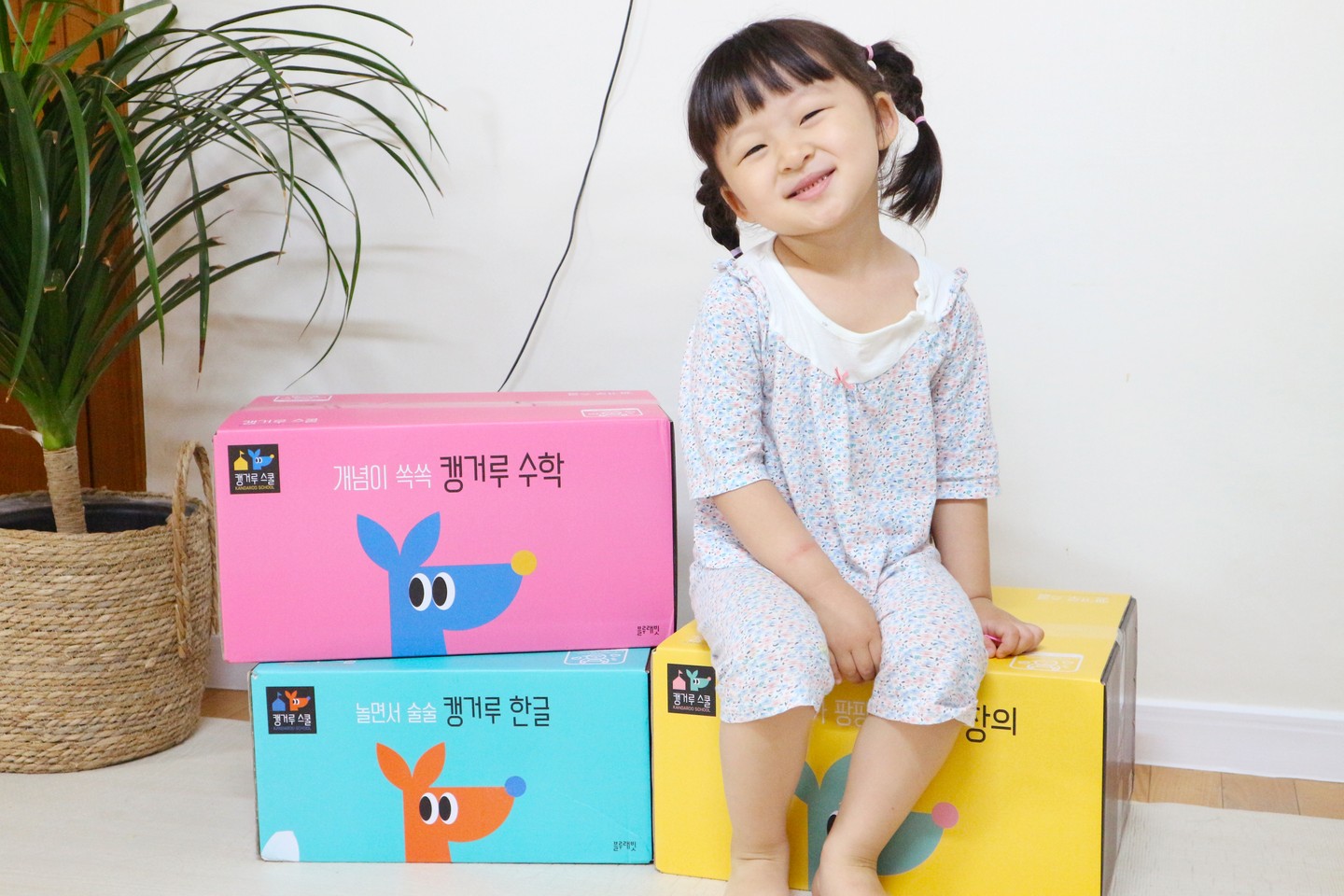 .
#블루래빗 #캥거루스쿨 #협찬
#유아전집
.
.
.
블루래빗의 첫 출시 캥거루스쿨!
장기간 보관이사 기간이라 친정에 얹혀 사는 마당에
애들이 가지고 놀만한 소스가 부족하였던 참이었다!
역시 블루래빗이 교육적 소스가 다양하고 좋은 듯!
확실히 유아기 아이들에게만큼은 정말 내공 있는 출판사여서
7세인 우리 첫째 아이까지 정말 좋아한다!
.
.
<캥거루스쿨> 은 캥거루 주머니에 아기 캥거루가 있는 그 모습 그대로,
아이가 정서적 안정감 속에서 양육자와 함께 교육적 환경과 긍정적 경험을 쌓아갈 수 있는 목적으로 만들어진 유아전집!
.
- 캥거루한글
- 캥거루수학
- 캥거루창의
이렇게 3가지 카테고리로 나누어진 구성으로 진짜 구성 하나는 대박적으로 끝내줌!
친정에 있는 동안 아주 뽕빠지게 활용해줄테다!!!!
.
.
.
#친정살이 #육아 #육아스타그램 #책육아 #책스타그램 #5세