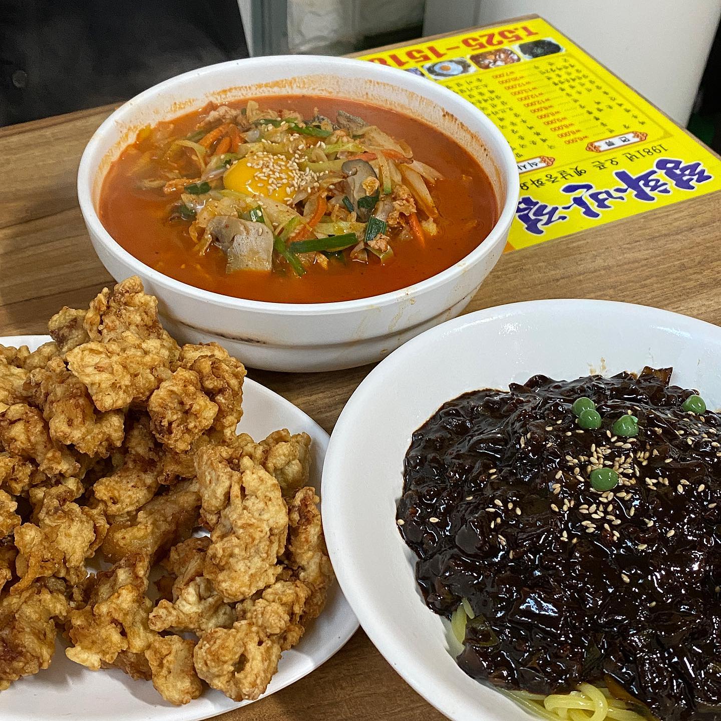 수평선 갔다가 생각이 나서 ,, 물론 전날 과음하기도 했구 ^^^ 매운짬뽕이 시그니처지만 매워서 못먹을걸 알기에 일반으로 주문 ! 고기튀김에 가까운 탕수육 이날 아주 베스트였고 짜장면은 춘장 진하고 짭짤한게 딱 술안주.. 짬뽕은 예전보다 덜 자극적인 느낌 그래도 좋다 ~
.
.
.
.
#평화식당 #평화반점
#신안동맛집
#탕수육 #짜장 #짬뽕
.
#도덕의맛따라멋따라_광주