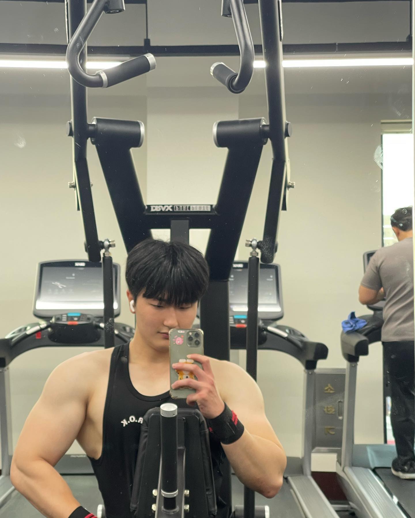 2023.6.5 운동기록📝

🔥가슴 운동🔥

✅벤치프레스 55kg 15회 2set 
  60kg 15회 1set
  65kg 15회 1set
✅인클라인 벤치프레스 45kg 15회 2set 
  50kg 15회 2set 
✅머신 체스트 플라이 55lbs 15회 5set

🔥등 운동🔥

✅맨몸 풀업  12회 5set
✅원암 시티드 로우 50kg 15회 1set
  55kg 15회 2set
  57.5kg 15회 2set
✅하이 로우  45kg 15회 2set
  50kg 15회 2set
✅암 풀다운  47kg 12회 3set

⏰휴식시간 : 1분40초

월요일 운동 끝🔥
오늘은 가슴과 등운동을 했어요ㅎㅎ
마침 공강이라 점심쯤에 가려고 했는데 잠들어 버려서 저녁에 운동을 갔다왔네요🥹🥹
사람이 많았지만 다행히 제가 기구 쓸때 자리가 딱 비어서 기다리는거 없이 빠르게 한 것 같아요😆
내일은 현충일이라 헬스장이 쉬는날이라서 강제휴식 할 것 같네요🥲🥲
수요일 운동을 위해서 많이 에너지 보충할 예정이랍니다🤗🤗🤗🤗
.
월요일 운동하신 인친님들 고생하셨구 오늘도 득근하세요🔥