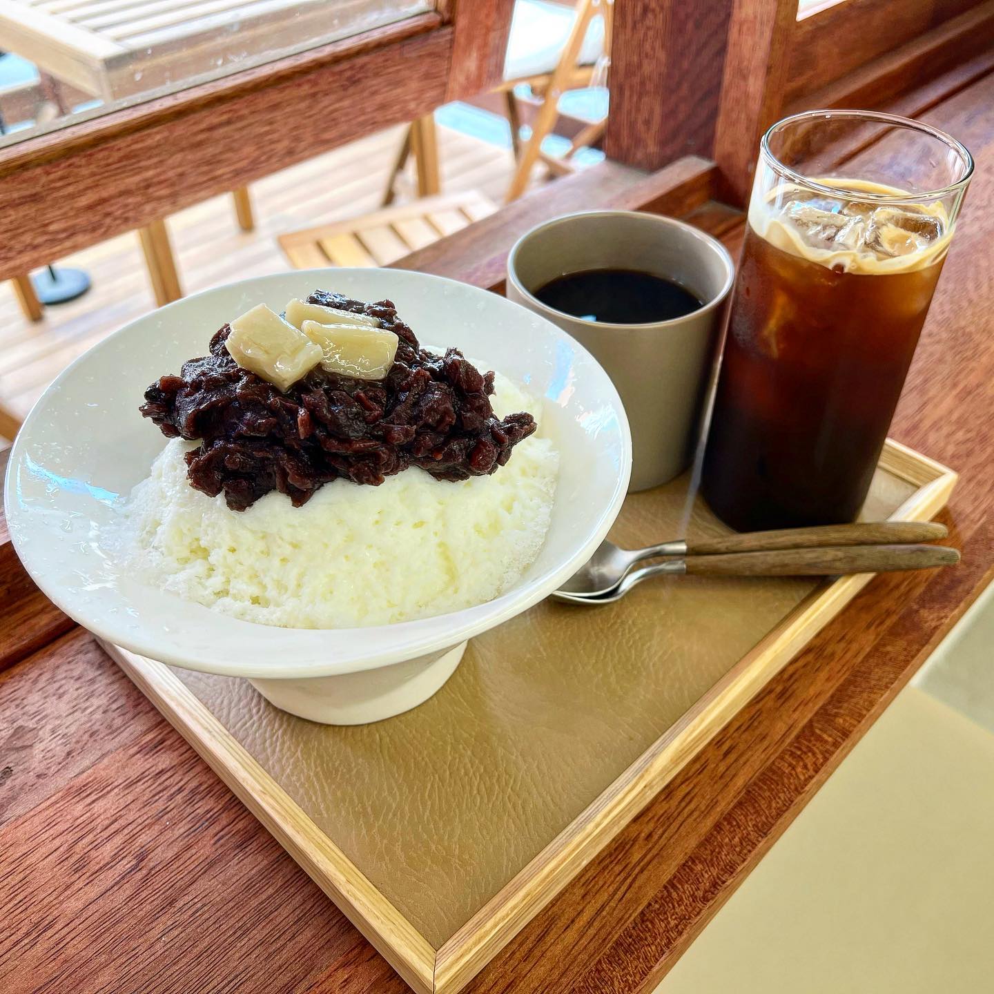 우유를 갈아넣은 단팥빙수맛집
일산 백석 '홍설화'
⠀
-월요일 정기휴무
11:00 ~ 21:00
⠀
홍설화는 월요일만 쉬고
다른요일은 전부 오픈을 합니다
⠀
-주차
건물앞에 2-3대정도 주차를 할수있는
공간이 있습니다
⠀
-웨이팅방법
웨이팅 시스템은 아직 따로 없는것같아요!
⠀
-밀크빙수
가격 : 9,000원
⠀
밀크빙수는 매장에서 직접 삶은
팥이 올라간 우유빙수입니다!
⠀
전반적으로 천연 설탕같은
달달한 맛을 주는데 콩 특유의
고소한 맛이 끝에 나기도합니다!!
⠀
특히 얼음을 갈은게 아니라
우유를 갈은거라서 입에 넣는순간
사르륵 녹아 없어져서 좋았어요!
⠀
⠀
-아이스 아메리카노
가격 : 4,000원
⠀
아이스 아메리카노는 평범했습니다!
산미가 적고 고소했어요!
⠀
총평 : 우유빙수에 수제 팥조합이
너무나 맛있었던 카페였습니다
⠀
⠀
#홍설화 #홍설화백석 #일산맛집추천 #백석역맛집추천 #일산백석맛집추천 #일산가볼만한곳 #핫플맛집 #일산핫플맛집 #일산핫플식당 #먹자국일산 #먹팔해요 #먹스타그램 #먹팔 #푸드스타그램 #좋아요 #좋반 #좋아요반사 #lfl #fff #koreafood #koreanfood #맛스타그램 #맛집스타그램 #맛집탐방 #맛집투어 #맛집공유 #맛집여행 #韓国料理