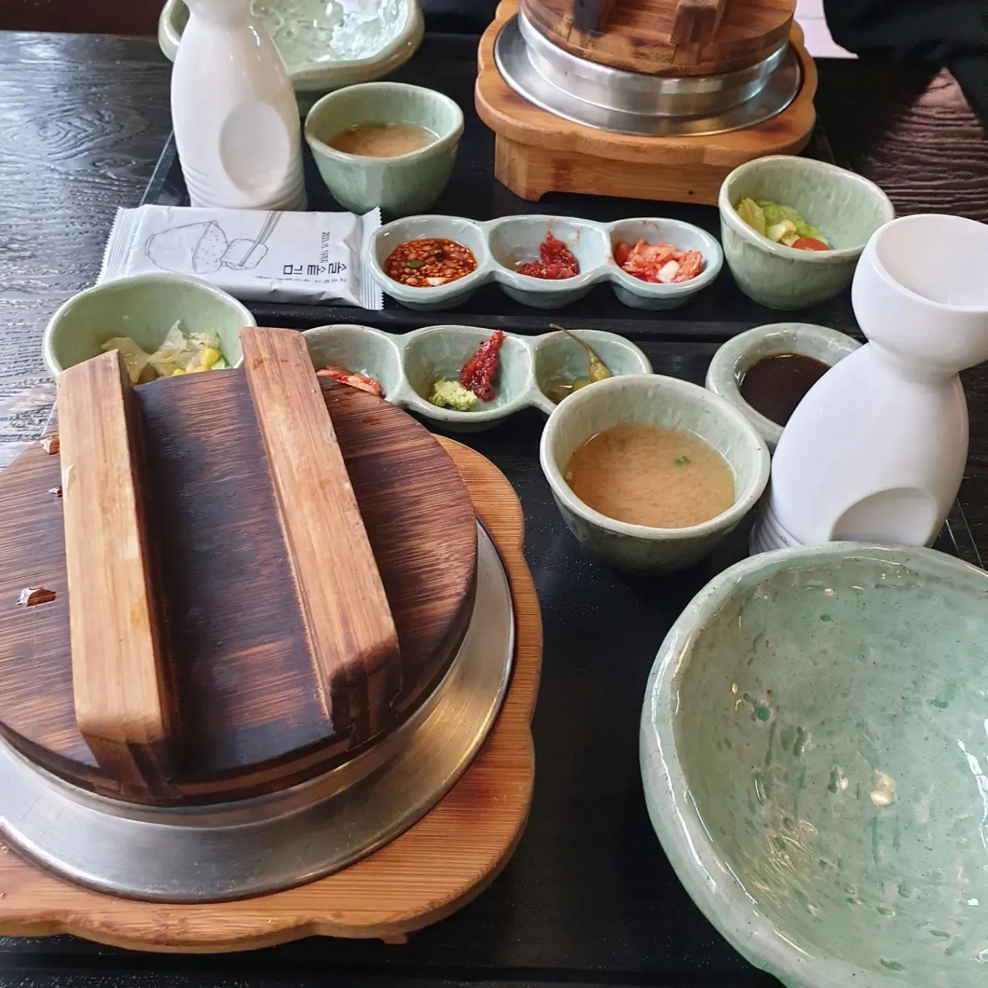 맛있는 한끼 #솥솥
우와~ 싶은 깊은 맛은 아니지만 
#맛있게잘먹었습니다 
밥을 덜어내고 누룽지 넣고
뜨거운 물을부어 숭늉을 만들어 먹으면
솥밥을 비빈양념이 묻어나 마치
오차즈께 같은 느낌이다.
#스테이크솥밥
