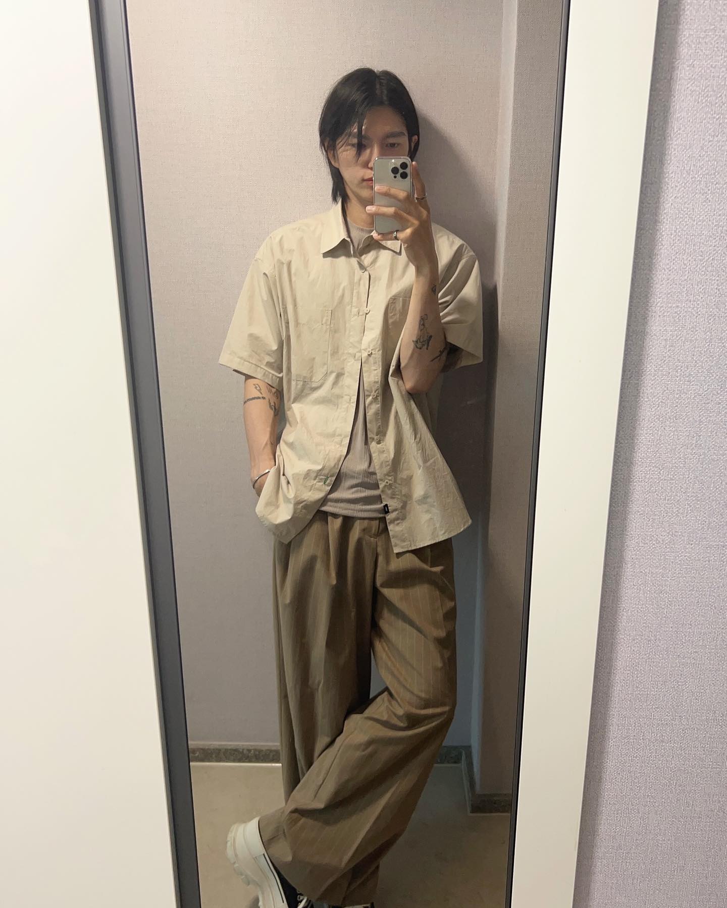 오늘은 반팔셔츠 입고 외출 ◡̎ 
_
#톤온톤코디 
유사컬러 맞춰서 입기는 너무 쉽고 편함😻
.
.
#패션계정맞팔
