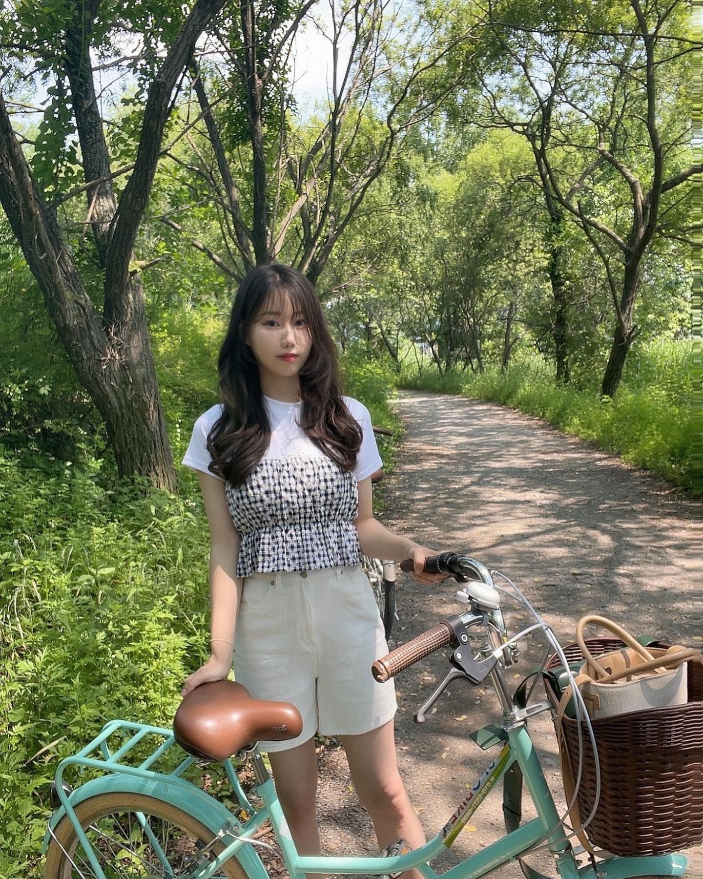 #세이드 #협찬
가볍고 시원한 소재라 
여름 데일리 나시로 딱인 

#리야체크플라워밴딩프릴뷔스티에

꽃모양 펀칭이 너무 귀여워요💕💭
뷔스티에만 착용해도 되고 티셔츠랑 
레이어드 해도 예뻤던 크롭 나시✨

#오오티디 #뷔스티에 #뷔스티에코디 #패션계정맞팔 #코디 #패션 #셀피 #CEID