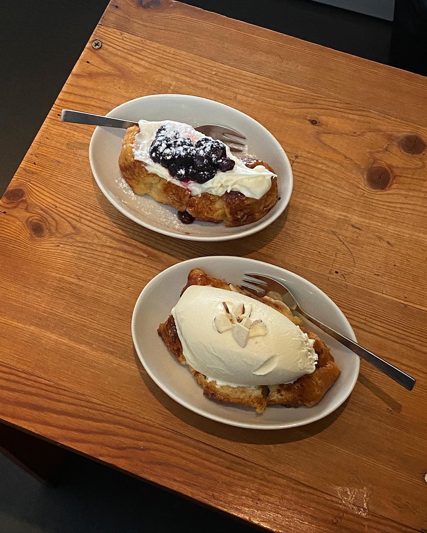 #cafe_bse_orin 

프트투어로 간 2번째 카페 #키오스크

자리는 조금 협소하지만
여전히 감동이 있는 맛,,
(오랜만에 가고싶어 미치는 줄..)
여긴 취향대로 토핑 얹어 먹을 수 있는 
장점이 있다구효〰️〰️!

우린 바닐라 아이스크림 랑
절인 블루베리 크림치즈 하나씩 뿌심
(1인 1토^^🍞)

망원 어쩌다가게에 위치해 있으니
꼭 맛 보라구..🫶🏻