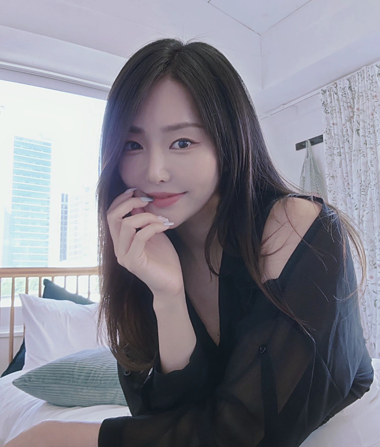 -
주말에 무슨촬영 하고 왔을까요~

#마주촬영회 덕분에
편안하게 촬영에 집중할수 있었어용👍🏻
다들 너무 친절하셔🥺🩷

마주대표님, 지인팀장님 진짜 너무져앙🥰
자주뵈용🫶🏻

주말에도 불구하고
대표님,팀장님,작가님들,가드님,디렉터님
너무너무 고생많으셨습니당

#서비스좋은 #마주플랫폼 #빈티지촬영 #프로필촬영현장 #스냅촬영모델