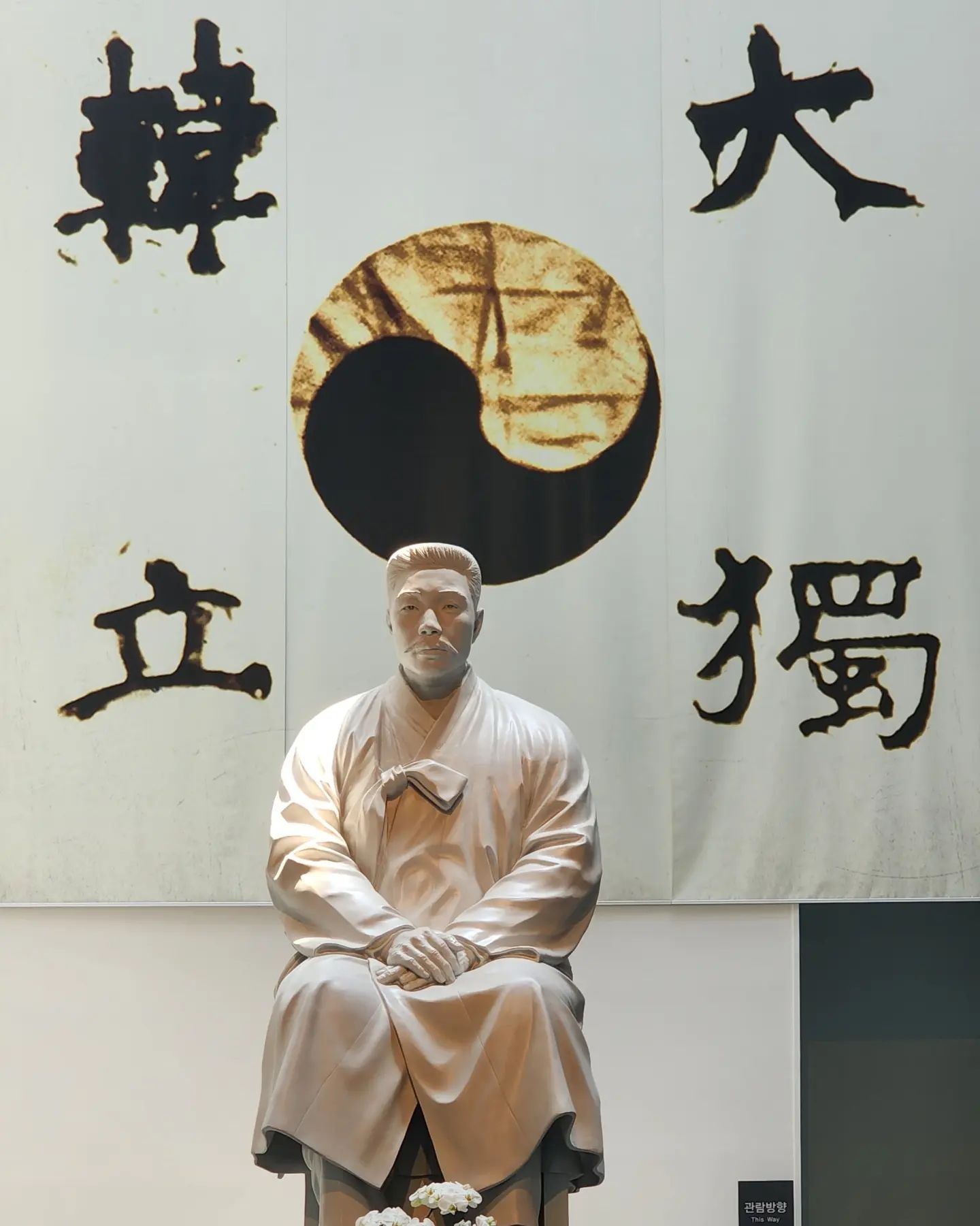 2023.06.03 안중근 의사 기념관.
정말 멋지고 존경받아 마땅한 위인.

공부할수록 마음속으로 엄청난 존경심이 들게 하는 인물이다.
한국 사람이라는 것에 특출난 감사함 없이 살아가다가도 지금 내가 누리고 취하는 모든 것들을 소중히 여기게 만들어 주신다.

이렇게 기릴 수 있는 공간이 마련되어 있는 것만으로도 다행이지만 무료 개방이라 확실히 운영비에 한계가 있는 건지 부분부분 훼손되고 낙후한 시설이 안타까웠다.
서대문 형무소처럼 단 몇천원이라도 입장료를 받으면 좋을텐데

얼마 전 안중근 의사의 유해발굴을 위해 지지부진한 국가를 대신해 민간 전문가들이 나섰다고 하는데 부디 중국이 협조해서 염원하셨던 대로 한국 땅에서 편히 쉬실 수 있기를.