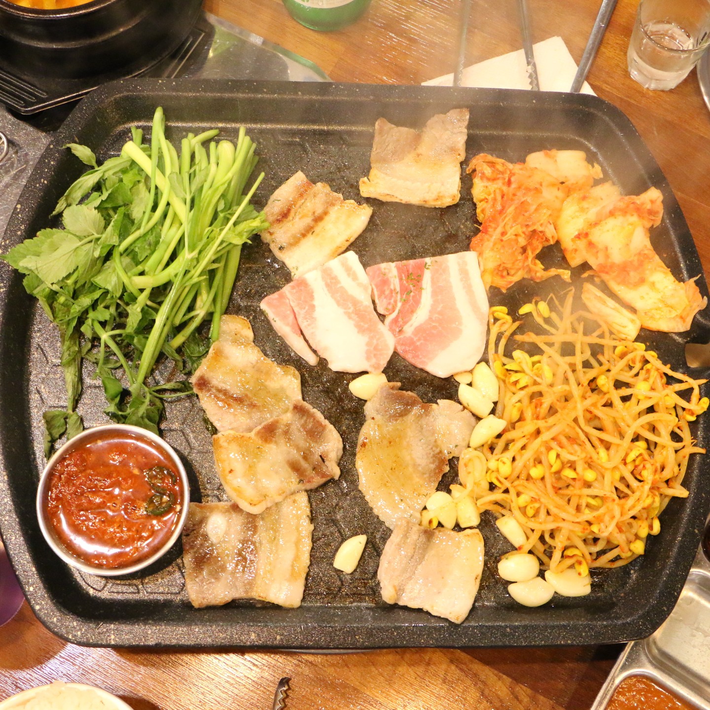 맛집 많은 천안두정동 먹자골목에서
삼겹살이 1등으로 맛있는
'나나집'에 다녀왔어요!!
.
이집, 돌미나리 전문점인가 싶을만큼
달달한 미나리를 가득 줍니다.
그뿐만 아니라 다른음식,찬들도
푸짐하고 맛있고 양 많아용.
.
주차도 무료에다가 회식장소로도 좋은
여기 꼭 한번 가보세요.
상다리 부러지게 먹은것좀 보십쇼ㅋㅋ
맛은 제가 보장합니다~
.
◆나나집
◆0507-1447-4546
◆충남 천안시 서북구 서부대로 728
◆휴무일 없이 매일 오픈
.
#두정동고기집 #두정동고깃집 #두정동술집 #두정동맛집 #두정동삼겹살 #나나집 #두정동회식 #천안회식 #cheonan #porkbelly #koreanfoods #koreanrestaurant