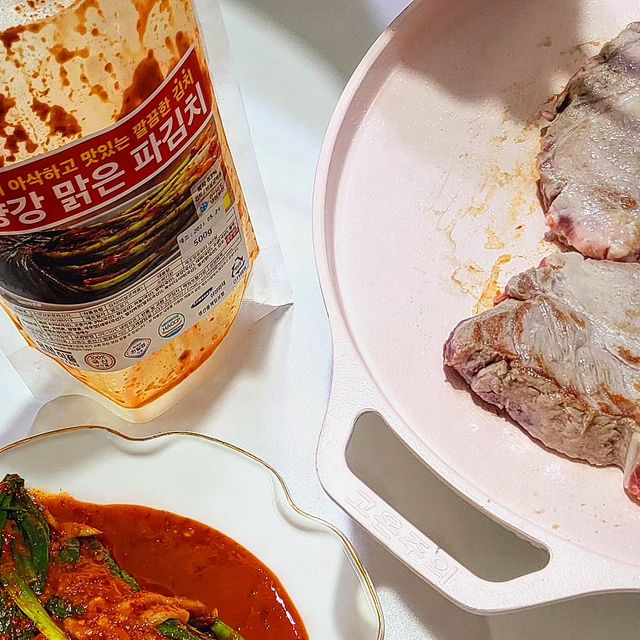 베리자몽🍓🍊 on Instagram: "#광고 진짜 맛있는 파김치!!!발견
@syg_kimchi 소양강 맑은 김치의
#소양강맑은파김치 찐이예요~

500g 기본맛 남표니랑 둘이서
목살이랑 다 먹음...ㄷㄷㄷ

요즘 파김치 핫한데
#소양강맑은김치 파김치
진짜 추천해요!!!

목살에 돌돌말아 먹으니
매콤짭조롬~
상큼알싸~
간도 딱! 맵기도 딱 좋아요

무채까지 아삭아삭❤❤❤

파김치 담그지 마세요
소양강 맑은 파김치 꼭! 사드세요~

이맛 못잊어
여행갈때도 500g으로
쟁여가기!

#강원도김치
#춘천김치
#윤서식품#먹팔해요 #먹스타맞팔 #먹팔 #먹팔맞팔 #맞팔해요
#짜장라면
#짜파게티"