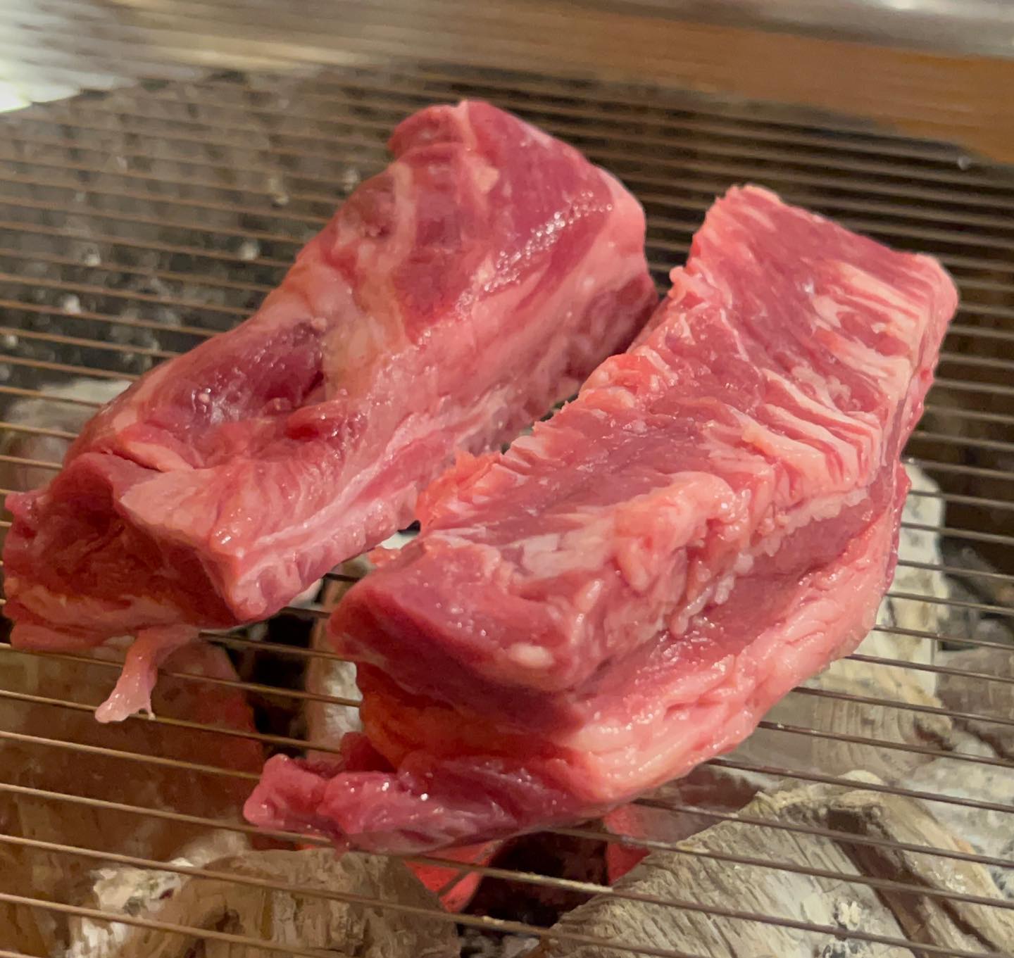 🍒두근반 상동점🍒

☑️홈플러스쪽에 있는 상동역에서 걸으면 보이는 곳에 위치
☑️신발을 벗고 들어가서 먹는 구조
☑️전반적인 우드톤에 매장이 넓고 환기도 잘 되는 편
☑️실내가 깨끗하고 주방도 청결

💙2인분부터 주문이 가능한 소갈비살은 원래 다른 식당에 가면 생고기가 잘라져 나와 통으로는 처음 봤습니다. 먹음직스러운 선분홍색을 띄는것이 딱봐도 퀄리티가 너무 좋아보였습니다. 숯불에 올리고 적당히 익을때 한점 먹으니 정말 사르르 녹아서 없어지는게 고급스러우면서 연하고 부드럽지만 담백하고 고소한 맛입니다. 

💚이미 초벌이 되어 나와 가볍게 구우기만 해서 편했던 삼겹살은 양에 비해 가격이 저렴한편이라 최소 마진으로 운영하는 가게임을 느꼈답니다. 숯불에 구워먹는 삼겹살을 오랜만에 먹었는데, 쌈과 구운 김치와 콩나물, 부추와 같이 곁들여 먹으니 전혀 느끼하지 않고 상큼하게 먹을 수 있습니다.

💛사장님께서 직접 손질하신 갈빗살과 토시살의 양념 소고기를 준비해주셨는데 언뜻 보기에도 정말 정성이 가득해보입니다. 일반 소금장이 없는 대신 볶은 질높은 천일염이 짜지 않고 고소해서 찍어먹고, 양파절임과 부추와 먹었습니다. 

🍒매장도 넓고 사장님께서도 꼼꼼하셔서 메뉴들도 가성비있지만 퀄리티가 너무 좋아서 정말 연말 모임이랑단체회식하기에 너무 괜찮아 보이는 곳이었습니다. 상동역 근처에 모임할 일이 있다면 단연 두근반으로 추진할 예정이랍니다. ㅎㅎ

#두근반
#상동고기집
#부천고기집
#상동역삼겹살
#두근반상동점

​