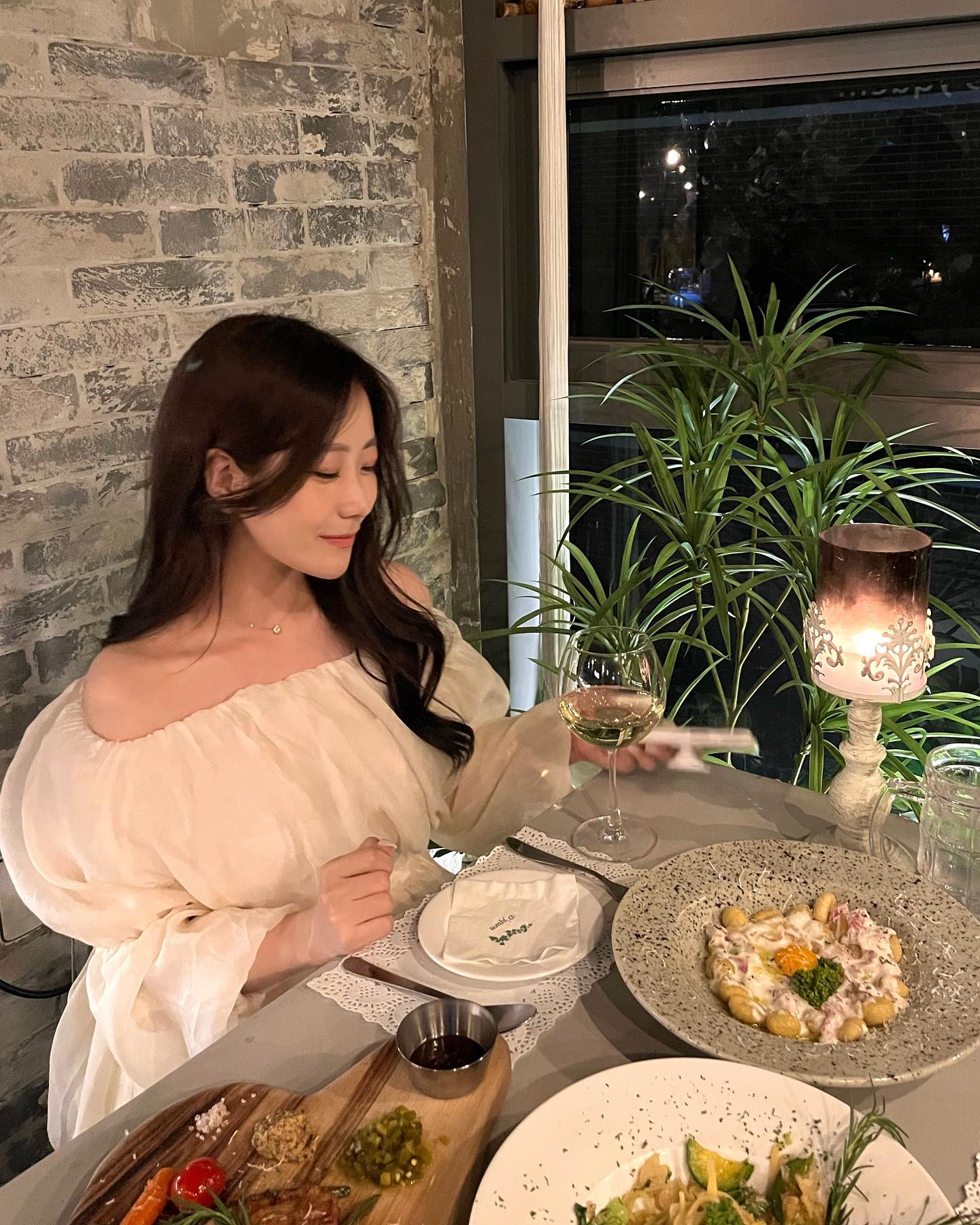 #협찬 #디껨

합정 뇨끼 맛집 여기…😭🤎
근래 초대 받아서 간 곳 중에 제일 만족스러웠던 곳이에요 🫶🫶

다 맛있었는데 뇨끼 너무 맛있었구,, 
직원분들도 너무 친절하셨어요 ㅠㅠ ♥ ️ 
재방문 의사 300% 🤎🤎🤎

인테리어도 예쁘구 여자들끼리 단체모임 하기 딱이에용 !! 
주변에 뇨끼 좋아하는 언니들 많은데 
한명씩 다 데려가야지•••🤎

#합정와인 #합정데이트 #합정역와인 #합정역데이트 #합정뇨끼 #합정파스타 #합정스테이크 #합정루프탑 #합정소개팅 #합정생일파티 #홍대데이트 #홍대뇨끼 #홍대와인