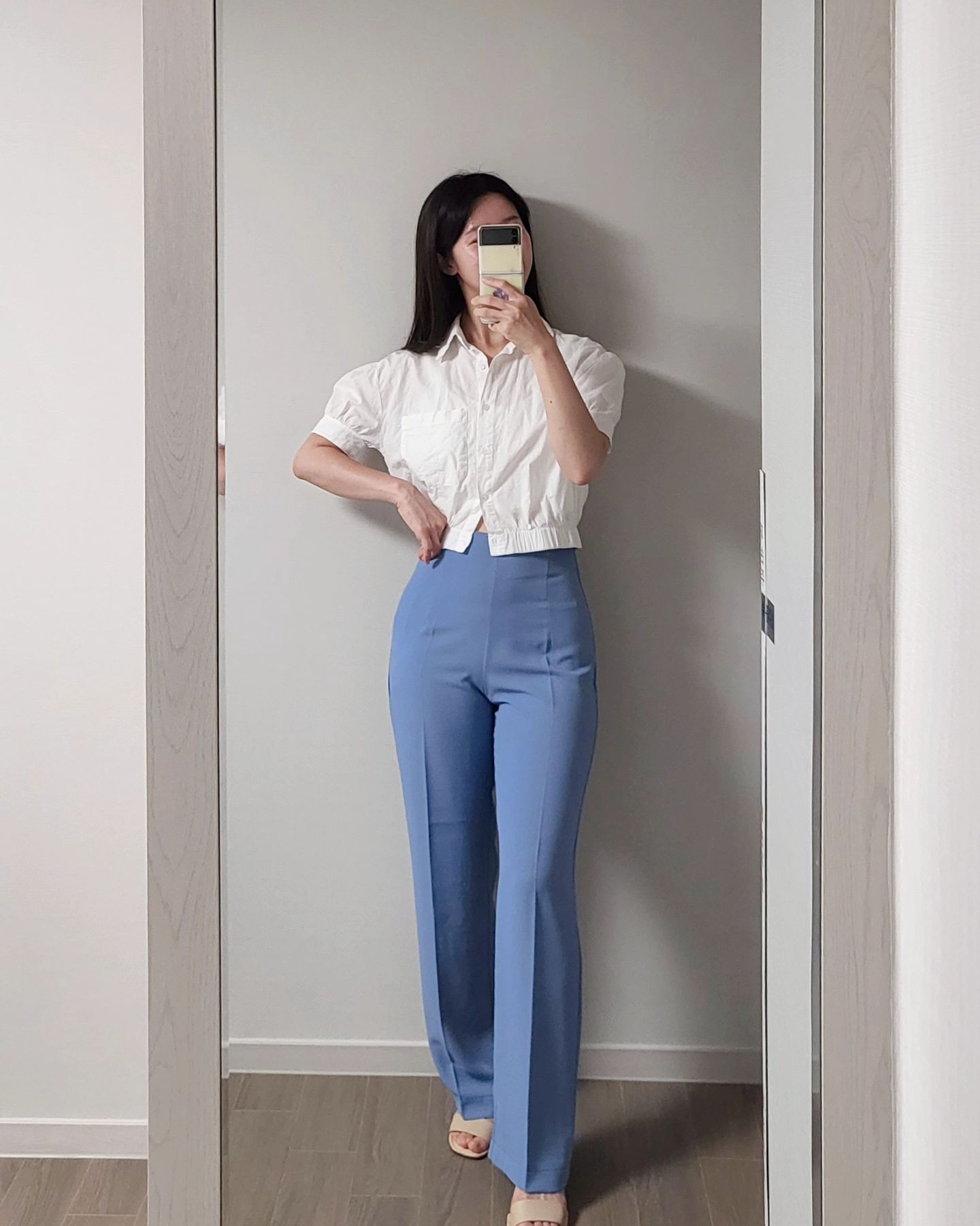 #듀의출근룩 #ootd #협찬 

오늘의 출근룩은 시원한 바다를 담은 룩이에여💙
청량한 색감에 착용감은 물론!시원하고 편해서 오피스룩으로 안성맞춤인 슬랙스✨️
촤라락 떨어지는 핏감도 예술이죠!!!

나의 인생 슬랙스 다바걸에서 찾았다🩷

남은 일주일도 모두 홧팅합시당!!!