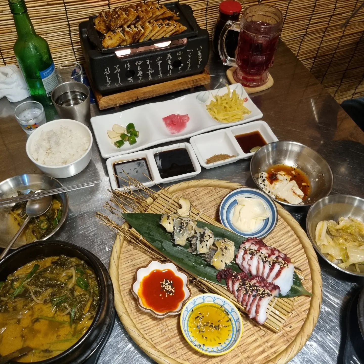 #협찬 #먹스타그램 #술스타그램​
장어 안좋아하는 나도 맛있게 욤뇸뇸 하고 온 #순천장어구이맛집
양념장을 발라서 주문 즉시 바로 오픈주방에서 구워주시는 장어라서 옷에 냄새 밸 걱정 없이 먹을 수 있어서 좋음
​
한번도 먹어보지못했던 #복분자하이볼 이 있어서 이것도 주문해서 먹어봤는데 하이볼은 술이 아니라던 엄빠도 맛있다고 어떻게 만드는지 궁금하다고 하셨을 정도로 맛있었음
​
장어구이랑 문어숙회, 소라숙회 세트로 주문해서 깻잎에 한번에 넣은 후 초생강까지 올려서 와랄라 먹으면 개꿀맛
​
장어 안좋아하는데 요기는 한번씩 생각날 것 같은 곳
-
❣️#초가네장어구이순천점
​❣️전남 순천시 장평로 20
❣️061-746-1592
❣️매일 16:30~22:00
 (라스트오더 21:00)
 매주 일요일 정기휴무
-
#순천맛집 #순천장어 #순천장어맛집 #순천국가정원맛집 #순천풍덕동맛집 #순천정원박람회맛집 #순천아랫장맛집 #순천역맛집 #오천지구맛집 #순천장어탕
#오늘아님​​​​​​​