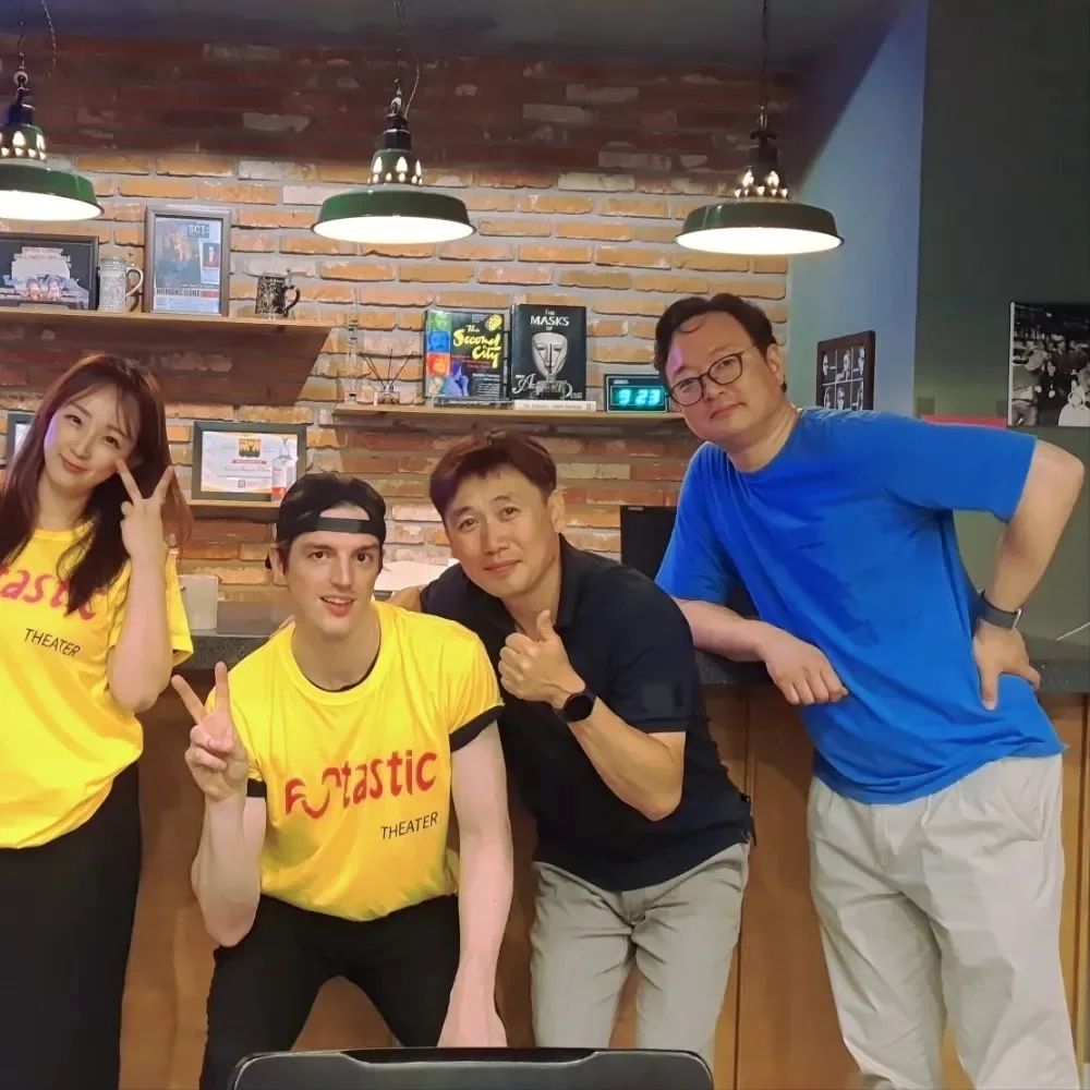 #협찬

연인, 친구와 함께 방문하면 딱 좋을 이색공연
임프라브 공연을 보고왔어요!
관객이 참여하는 형식으로 진행되는 즉흥공연은
처음 관람하는데 생각보다 재미있었고 흔히보는
대본 스타일 진행이 아니라 어떻게 전개될지 보는 내내 흥미 진진하더라고요!

용산 펀타스틱씨어터에서 진행 되었던 즉흥연기 공연은
다양한 사람들이 경험할수 있도록 워크숍이나 수업도 한다고 하니
연기에 관심있는 사람도 가보셔도 좋을듯요!

#협찬 #연극추천 #서울연극추천 #용산소극장 #용산연극 #용산데이트 #용산이색데이트 #용산가볼만한곳 #용산갈만한곳 #볼만한연극 #소극장 #서울소극장 #즉흥극 #즉흥연극 #improv #펀타스틱씨어터