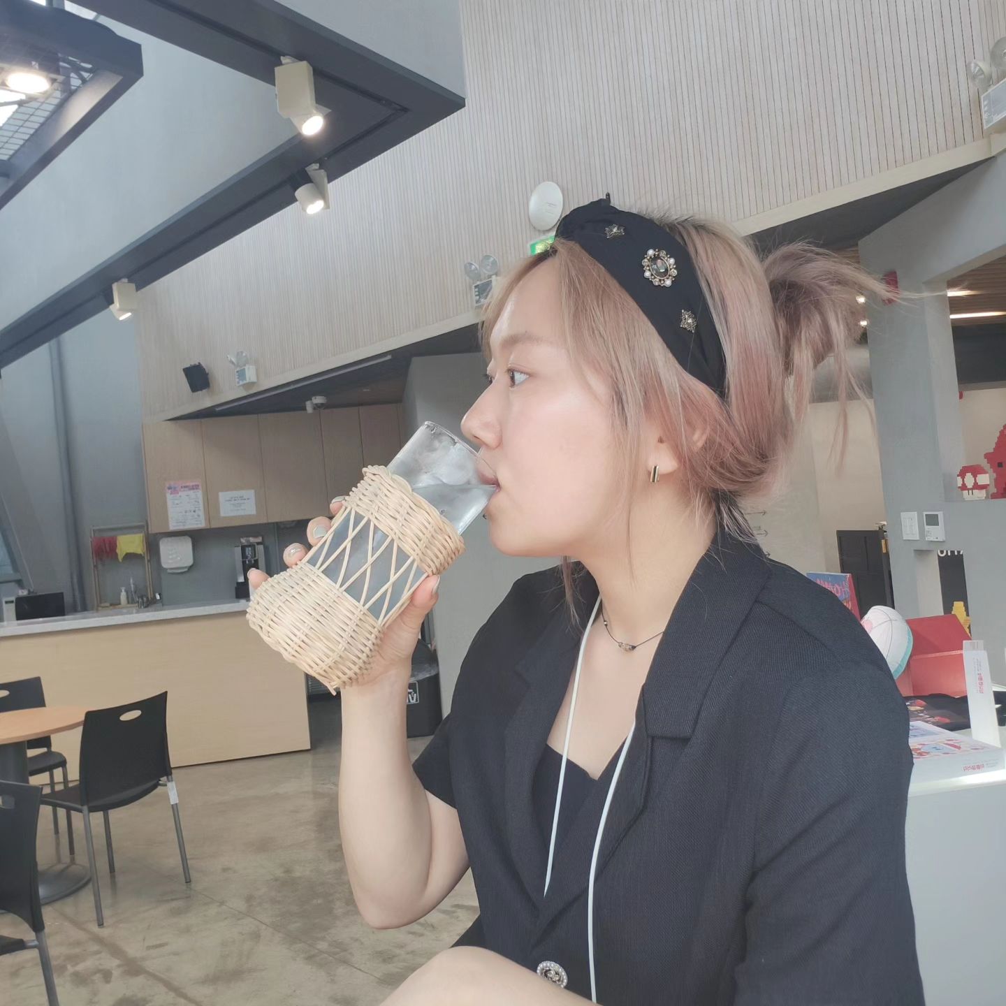 월요일 오전 같은 수요일 오전😭
당이 필요하지만 연휴기간 먹었던 것들에 퉁퉁 부은 얼굴이... ㅋㅋㅋ 부담스러울 때 찾는 콤부차~

한 포에 18칼로리? 살 찔 걱정없이 맛있게 즐기면서 잠도 깨고 붓기도 빼고😋 수분충전까즤 ㅎㅎ

특히 요새 먹고있는 하이헬스의 콤부차 블루레몬은.. ㅋㅋ 색감이 너무 영롱해서 비주얼부터 스트레스가 쏴악 가신당 ㅎ

사무실에서 스트레스 그득그득 쌓였을때 먹으면 아주 잠깐이지만 바닷가 여행갔다온 것 마냥  리프레시 되는 맛 ㅎ

진짜 여행 가는 그 날을 기다리며.. ㅎㅎ 오늘도 열일하기 화이팅 

#협찬 #콤부차 #블루레몬콤부차 #스파클링콤부차 #콤부차추천 #레모네이드 #다이어트음료 #다이어트티