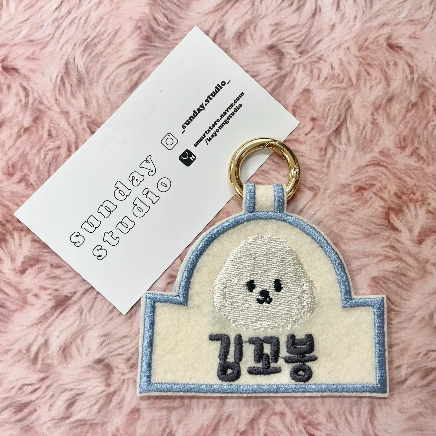 [ 업체로부터 제공받은 제품입니다 ]

평소 산책을 자주 시키고 하는데
네임텍이 있는 애기들이 부러웠어여
그래서 우래기들도 하나 해줘야지 생각했는데
좋은 기회로~ 선물받아 우리 꼬봉이 이름표 득템!!

🎀먼저 재질에 깜놀!! 보풀이 일어나지 않고 튼튼한 국산펠트지로 제작되었다는 점
🎀무독성인 친환경 접착제 EVA소재의 핫멜트 필름지로 
아가들의 피부도 지킬 수 있는 친환경소재
🎀깔끔하고 귀여운디자인

진짜 ㄴㅓ무 귀여워요!!
이름표 하고 산책했는데
아파트 주민분께서 우리 꼬봉이 이름보고
귀엽다며 이름불러주고~ 예뻐도 해주셨어요🤹‍♂️

우리 꼬봉이 이름표 예쁘게 만들어주셔서 감사합니다
다들 이렇게 이쁜 이름표 제작하시려면 
_sunday.studio_
https://smartstore.naver.com/kayoungstudio/products/6571870169
들어가셔서 예쁜 이름표 애기한테 선물해주세용~~🌸🧡

#강아지인식표 #반려견인식표 #강아지이름표 #강아지인식표목걸이 #강아지목걸이 #반려견이름표 #인식표 #동물등록 #강아지등록 #강아지자수이름표 #강아지네임택 #반려동물등록 #SUNDAYSTUDIO