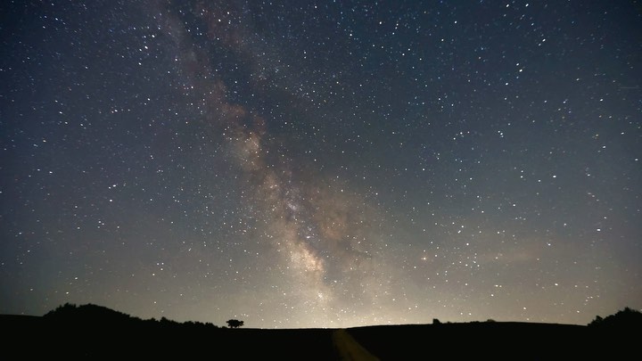 별빛이 내린다 🌌
이게 얼마만이냐. 오랜만에 은하수 헌팅🌠

밤늦게 도착한 정선 새비재는 칠흑같은 어둠으로 뒤덮여 있었다. 그래서인지 우리나라에서 본 은하수 중 으뜸으로 꼽을만했다.

⏱️Date: 2023. 05
📍Location: 정선 타임캡슐공원
📸Camera: Canon R6, R6M2
🔭Lens: Canon EF 16-35mm, Samyang 14mm F2.8mf 
⚙️Setting: F/2.8 SS/20sec ISO/5000

#은하수 #milkyway #milkywaygalaxy #은하수사진 #정선은하수 #새비재은하수 #타임캡슐공원 #강원도은하수 #naturephotography #여행에미치다 #여행스타그램 #canoncamera #캐논이미지스토밍 #별사진 #korea #koreatravel #대한민국구석구석