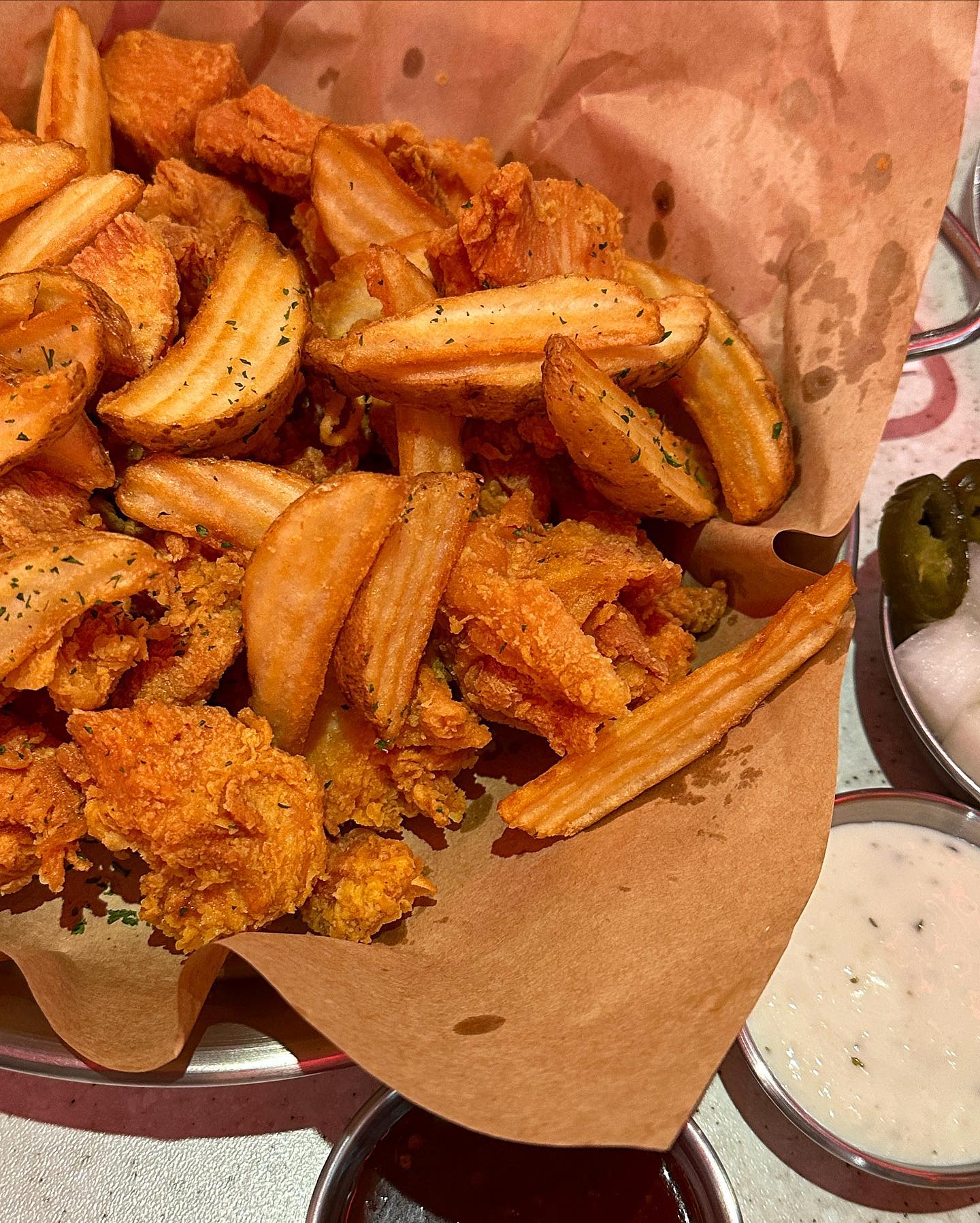 말랑한 닭다리살 순살치킨🍗
#서울 #강남 #학동 #생활맥주