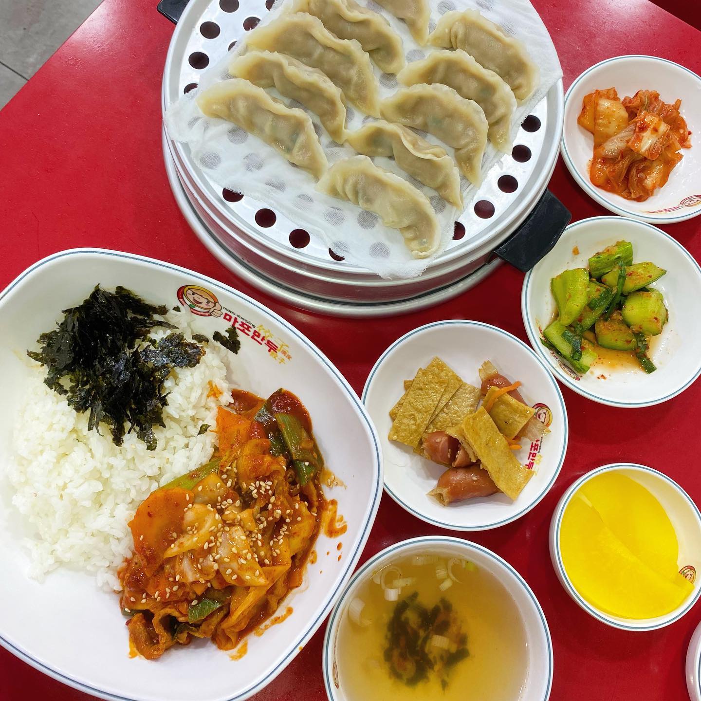 📍마포만두 합정점
👉갈비만두, 제육덮밥👈

마포만두 모르시는 분 계신가요?!🙌
솔직히 만두 좋아하는데 마포만두 모르면 서운하거든요..😣
예전에도 포장 자주 해먹고 그랬는데 주기적으로 만두 생각날 때마다 먹는 곳이에요!
여기 갈비만두가 대표메뉴인데 대표메뉴일만한❤️
먹다보면 육즙이 나와 촉촉하고 고소달달하게 먹을 수 있어요🥰
먹다보면 어느새 한 판 다 먹어버린다는 것!
만두만 먹기 아쉽기도 하고 밥 안먹고 간거라 배고파서 제육덮밥도 주문했는데 양이 진짜 엄청납니다🫢
성인 남자가 배부르게 먹을만한 양이에요!
맛은 상상가는 기본 제육덮밥맛인데 꽤나 매워서 맵찔이인 저는 좀 맵더라구요🥲
그래도 갈비만두랑 맛있게 냠냠
다음에 조금 더 더워지면 냉면이랑 같이 먹을 생각입니다😋

블로그에도 올렸으니 프로필 링크타고 보러오세요🙌
.
.
#마포만두 #마포만두본점 #마포만두갈비만두 #마포만두합정점 #만두맛집 #만두 #갈비만두 #갈비만두맛집 #합정맛집 #합정역맛집 #합정맛집추천 #메세나폴리스맛집 #팔로우좋아요 #좋아요반사 #맛스타그램 #먹스타그램 #오늘뭐먹지 #먹팔 #맞팔은댓글 #리뷰 #리뷰스타그램 #liketime #like #likesforlike #instalike #food #foodphotography #foodstagram #foodies #review