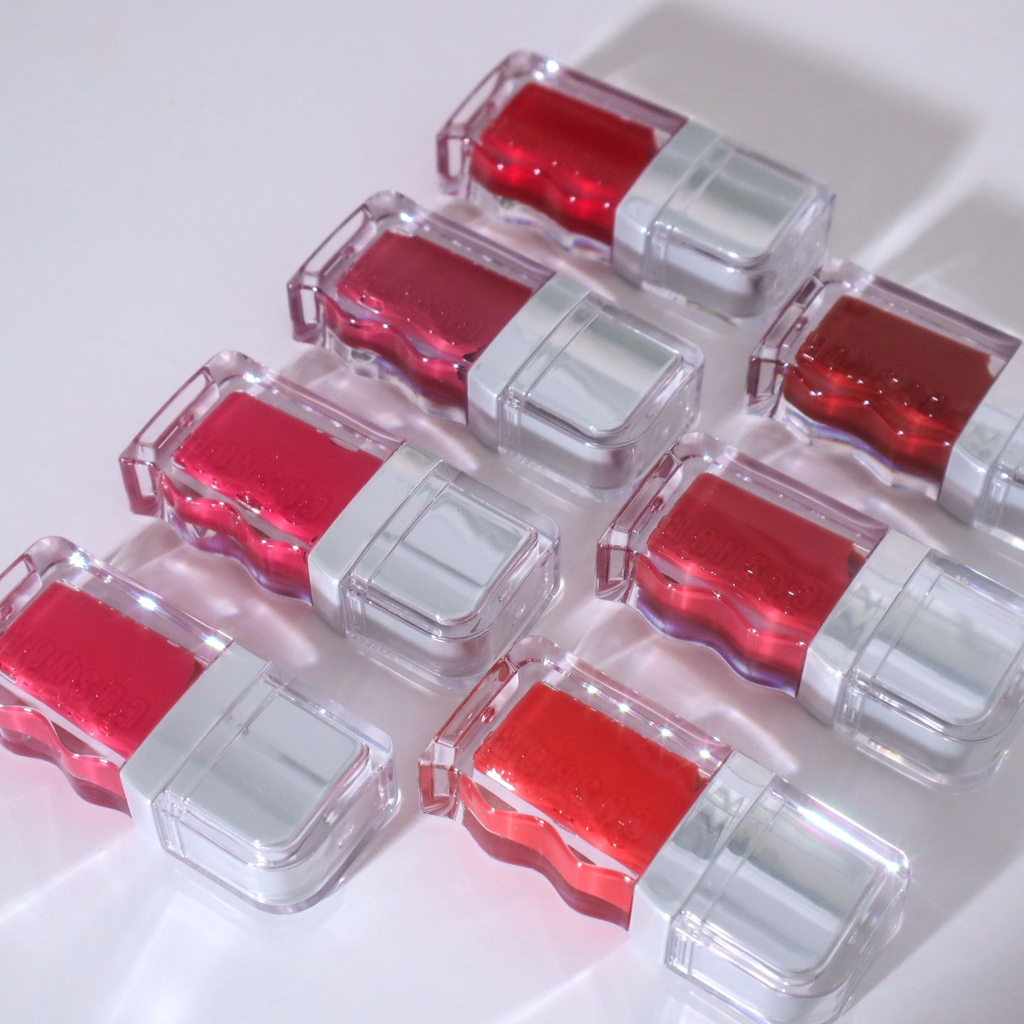 #협찬 

코스노리 글로우 웨이브 틴트

COSNORI GLOW WAVE TINT

​전부터 즐겨보던 뷰티유튜버 민카롱님과

공동개발로 출시한 신제품 틴트에요 !!

​

민카롱 마켓을 통해 성공적으로 런칭 후

올리브영 런칭이 되었다고해요 !

총 7가지 컬러로 출시된 코스노리 글로우 웨이브 !

입술에 가볍고 촉촉하게 밀착되는

쫀쫀한 느낌의 글로시 타입 틴트라

여름타입이 발랐을때 정말 예쁘고

햇빛아래에서 보면 반사되는 물광이

굉장히 예쁜 타입이에요

수분에센스 38%와 오일의 완벽한 조화!

끈적임 없이 가볍고 촉촉해요

속촉겉광 고밀착 피팅느낌 💗

여름쿨톤 라이트타입의 추천컬러는

01 Surfy 써피 & 02 Pinkrush 핑크러쉬

​

항상 저는 연한 컬러를 좋아해서

가장 먼저 발라본 컬러 !!

여리여리하면서도 촉촉한 느낌이라

여쿨라이트 분들에게 강추하고싶은 색상 !

올리브영 온라인에서 만나보세요 !

#코스노리 #COSNORI #글로우웨이브틴트
#코스노리틴트 #글로우틴트
#촉촉틴트 #올리브영틴트 #올리브영틴트추천 #민카롱틴트 #글로우틴트추천
#틴트추천 #여쿨 #여름쿨톤